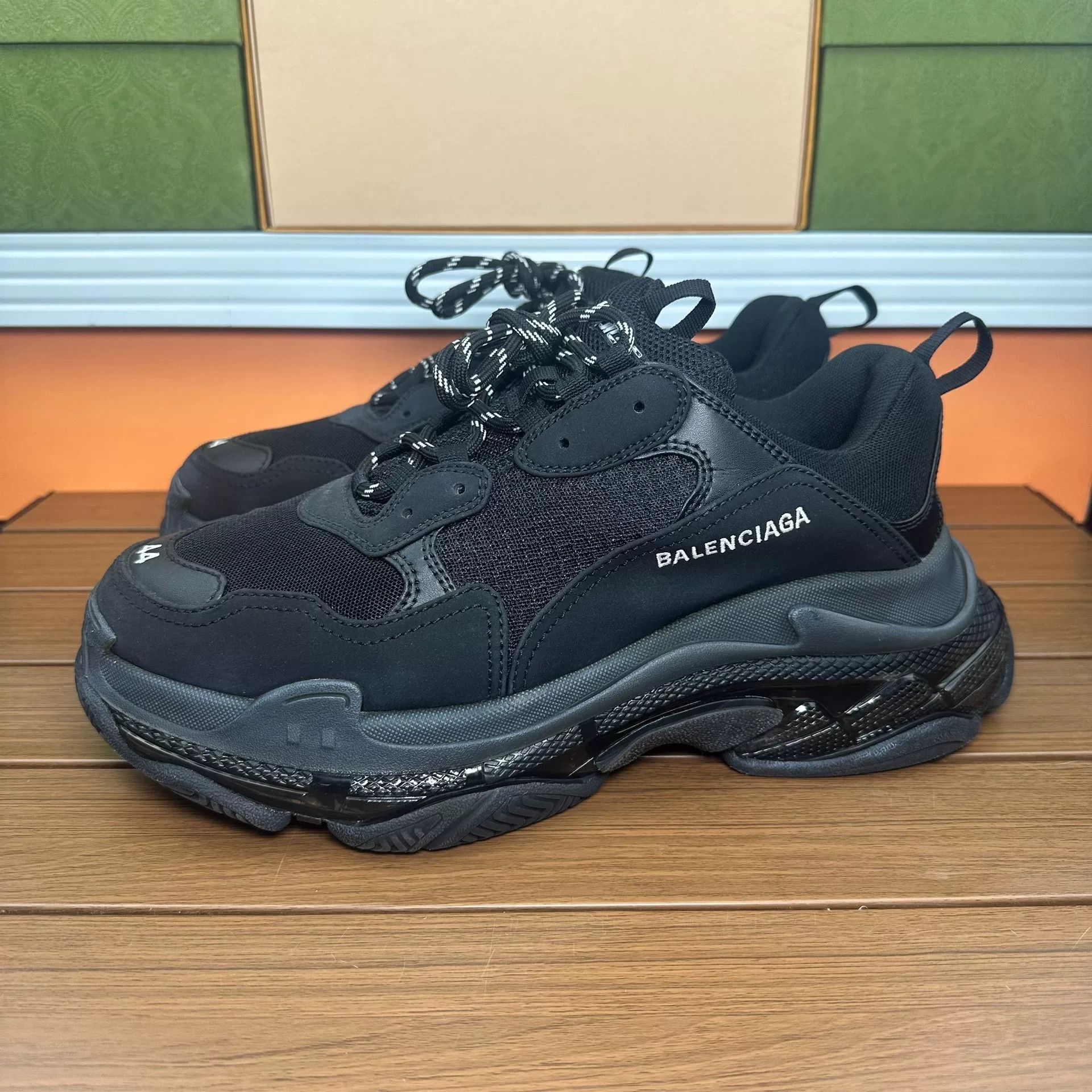 Balenciaga Balenciaga Distressed Lowtop Sneakers 11 Men Size US 11 / EU 44 - 1 Thumbnail