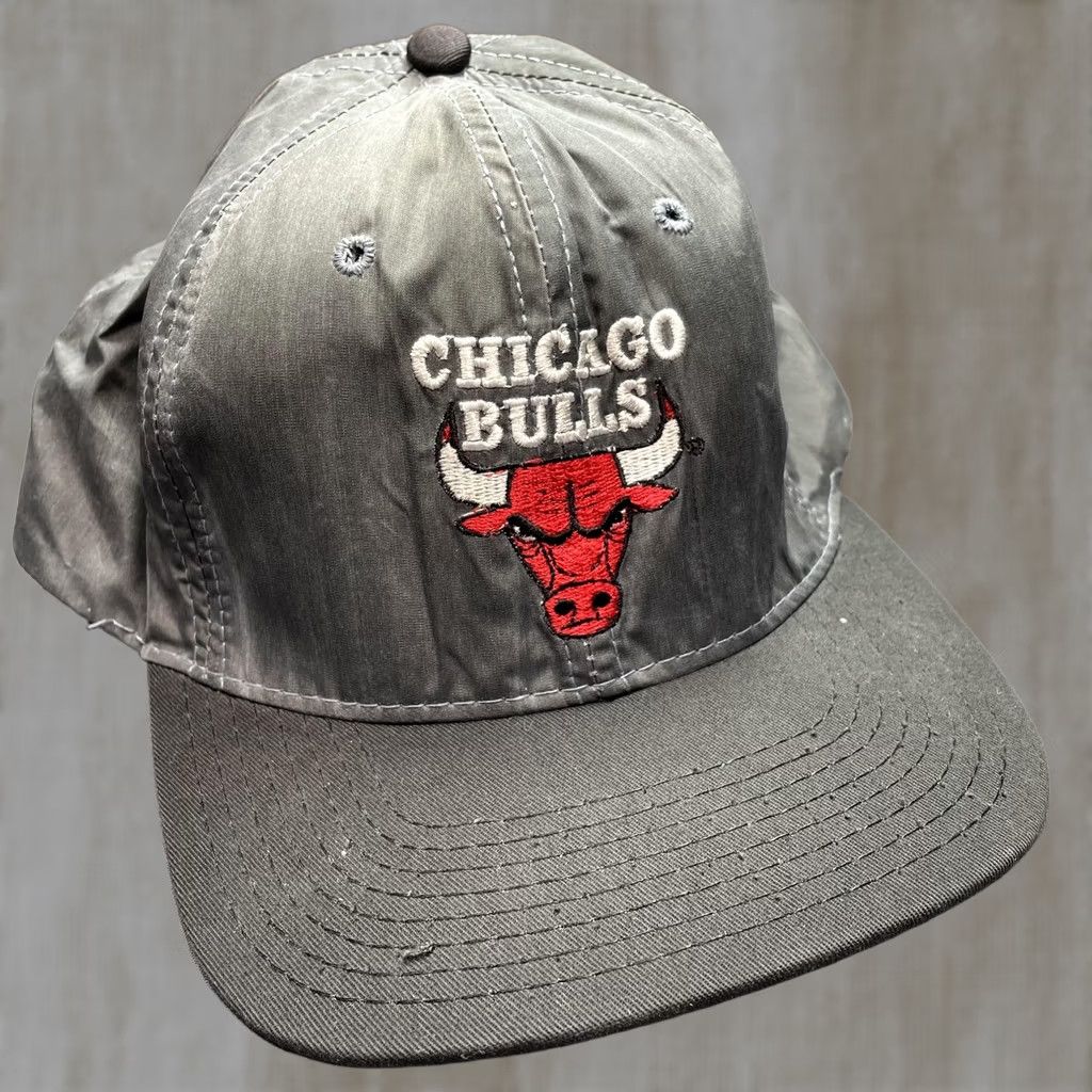Starter VINTAGE Chicago Bulls Hat Cap Snap Back Starter One Size Gray Made In USA 90s Mens Baseball Cap Printed Team Logo Embroidered Front Size ONE SIZE - 1 Thumbnail
