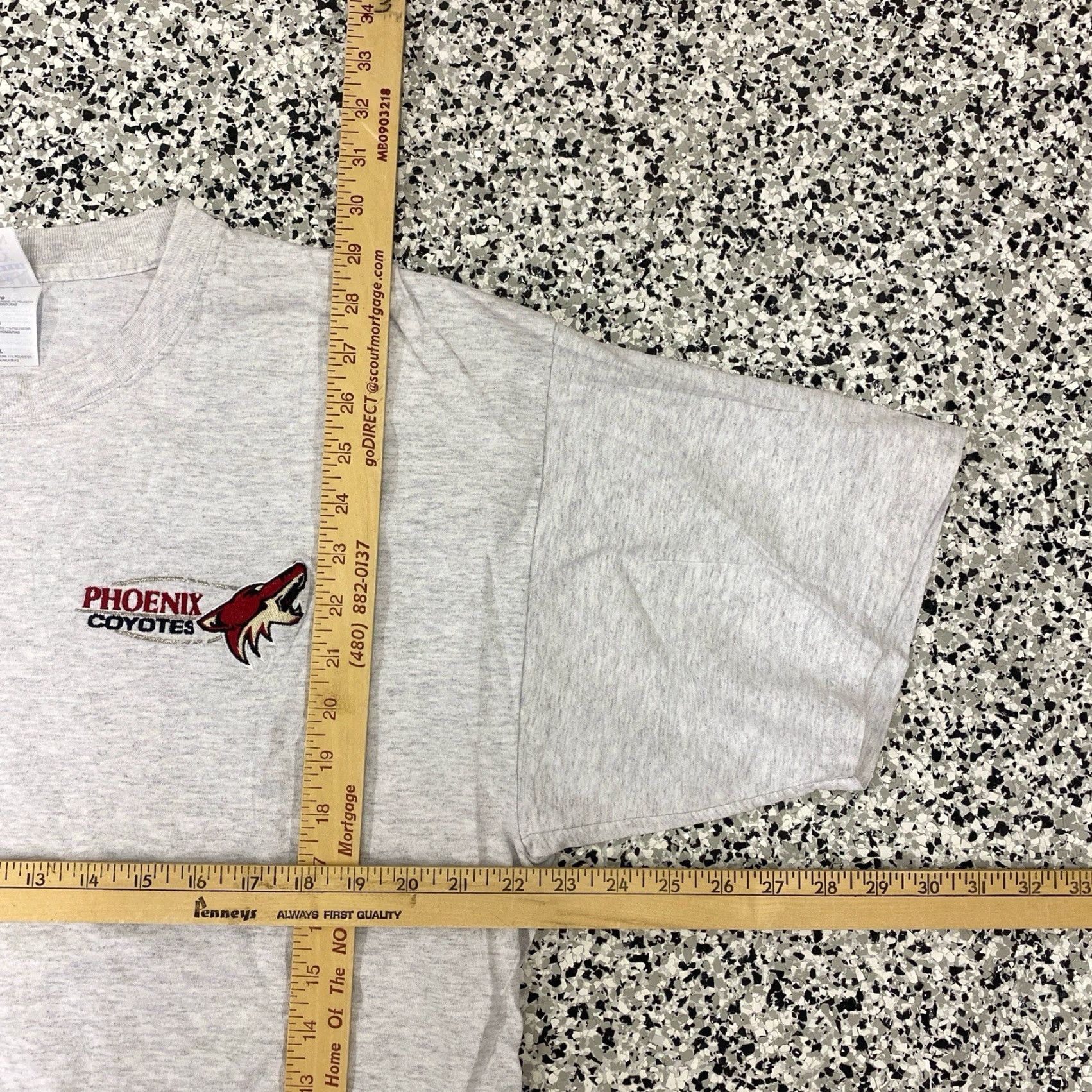 Gildan VINTAGE Phoenix Coyotes Grey NHL Hockey Embroidered T-Shirt Mens XL Gray Embroidered Coyotes 90s? (avoid adding decade) Size US XL / EU 56 / 4 - 2 Thumbnail
