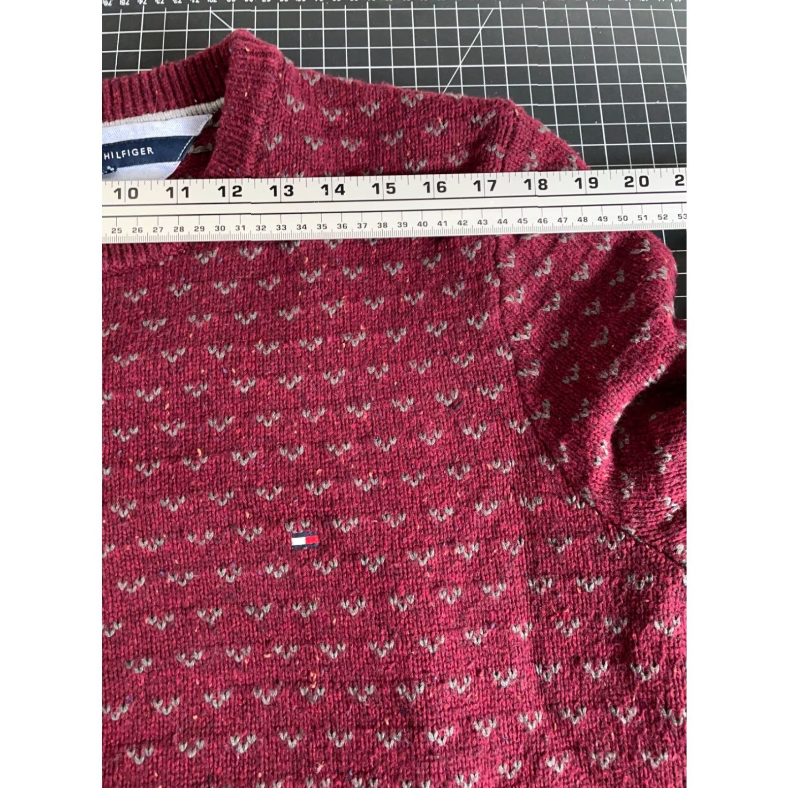 Tommy Hilfiger VINTAGE Tommy Hilfiger Sweater Men's Large Dark Red Birdseye Pattern Wool Blend Chunky Knit Crewneck Size US L / EU 52-54 / 3 - 7 Thumbnail