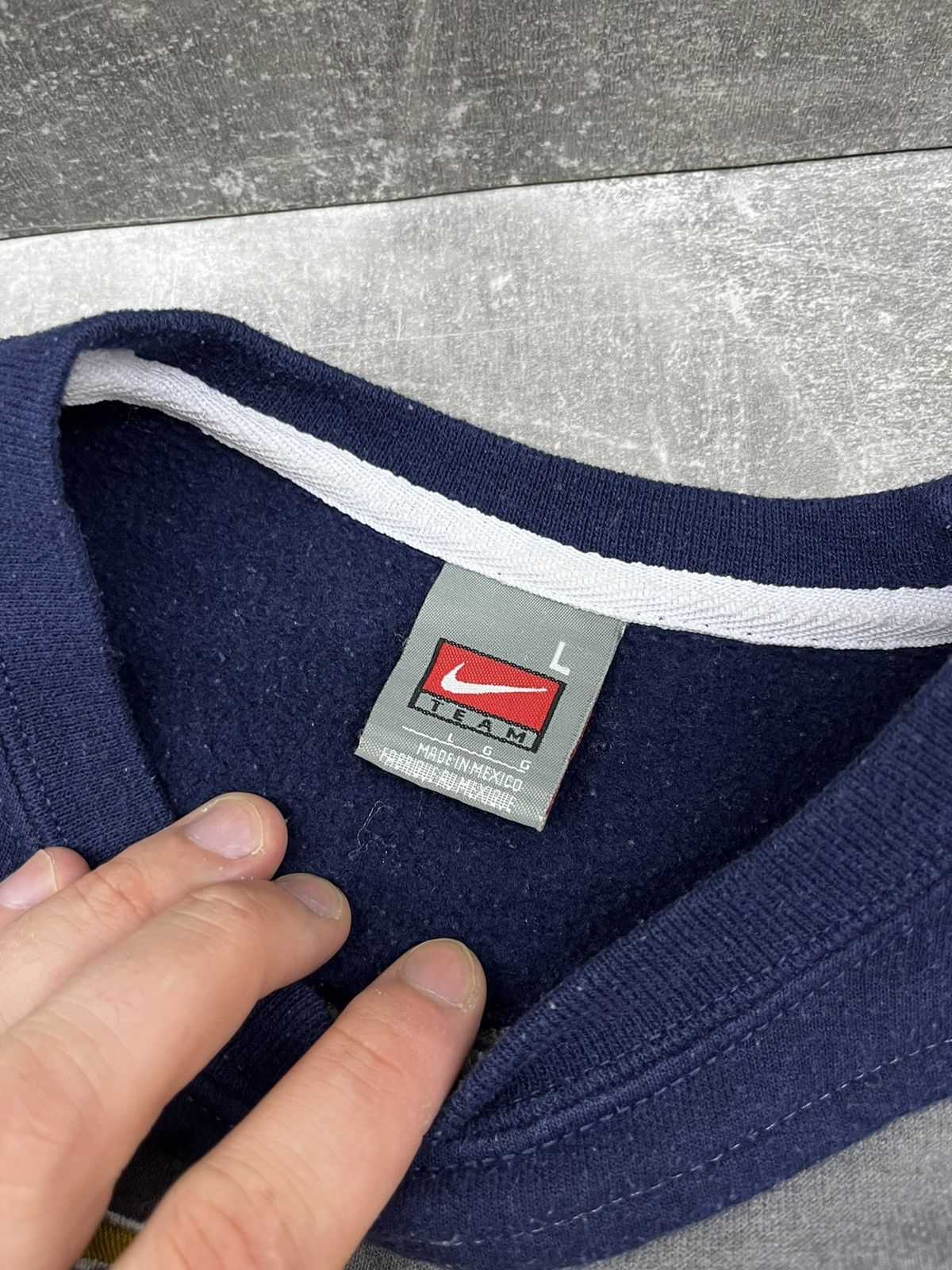 Nike × Vintage Nike center logo 90s vintage sweatshirt size L Size US L / EU 52-54 / 3 - 2 Thumbnail