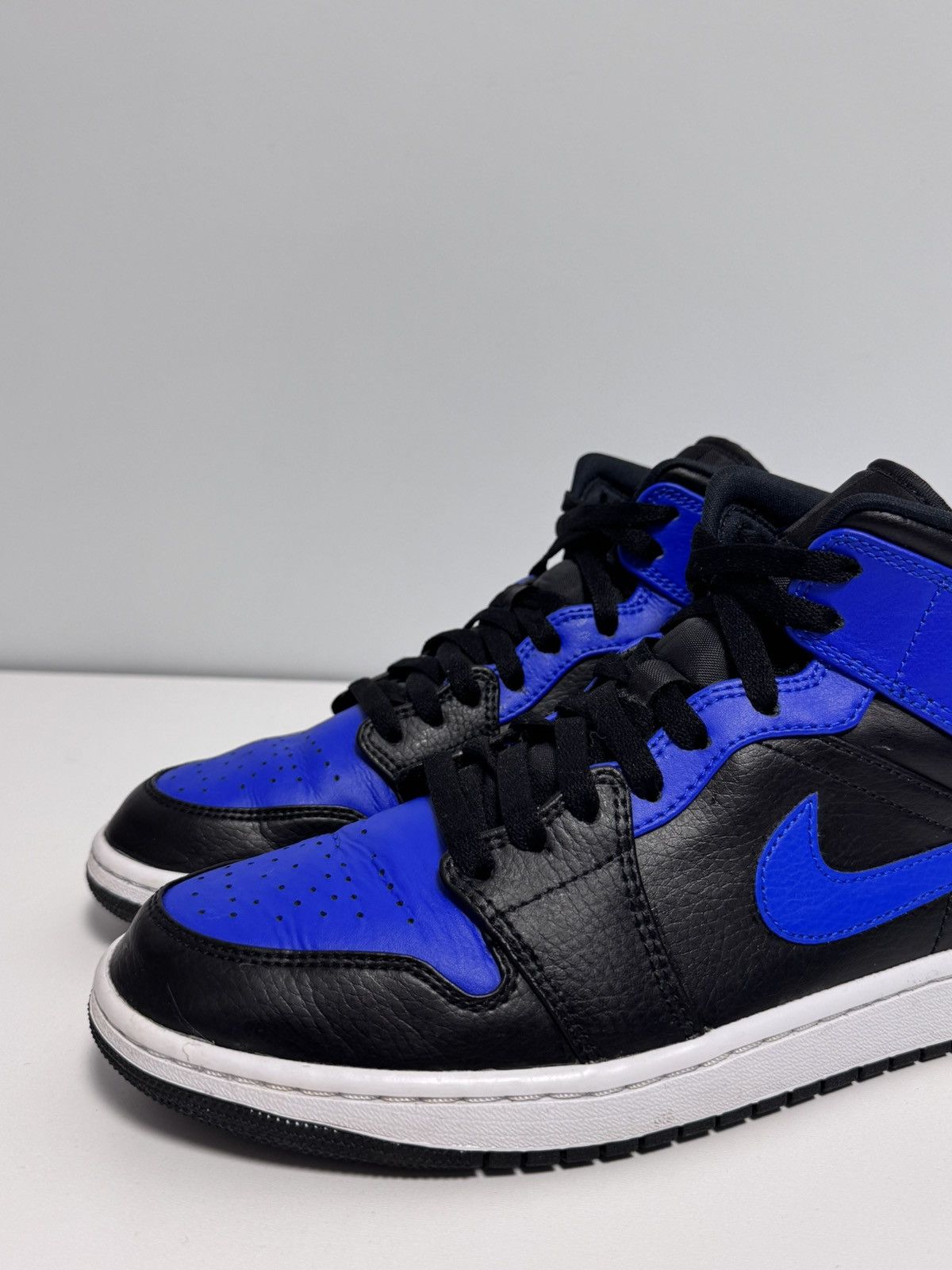 Jordan Brand Air Jordan 1 Mid Hyper Royal Size US 9 / EU 42 - 3 Thumbnail