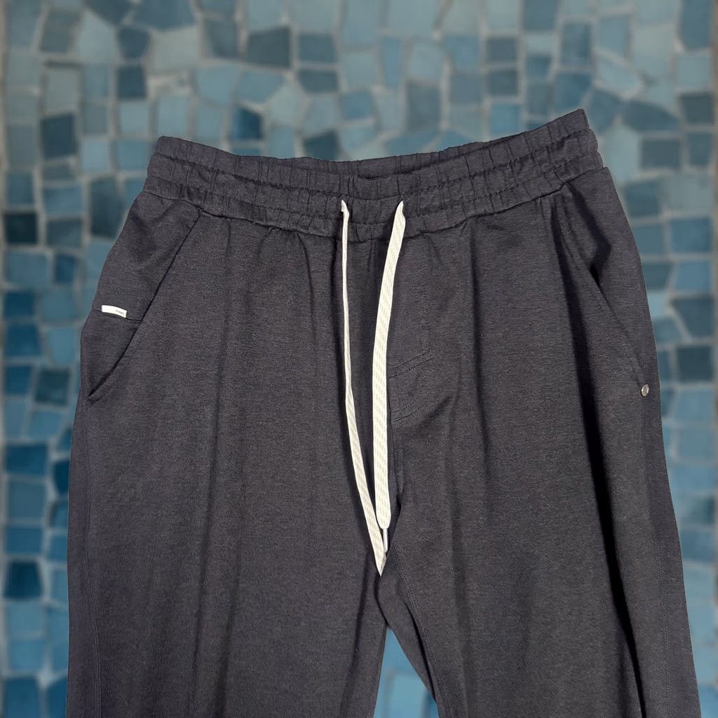 Vuori Vuori Ponto Performance Lounge Pants Men’s M Charcoal Heather V418 Jogger Pockets Elastic Waist 30in Inseam Athletic Casual Size US 31 - 1 Thumbnail