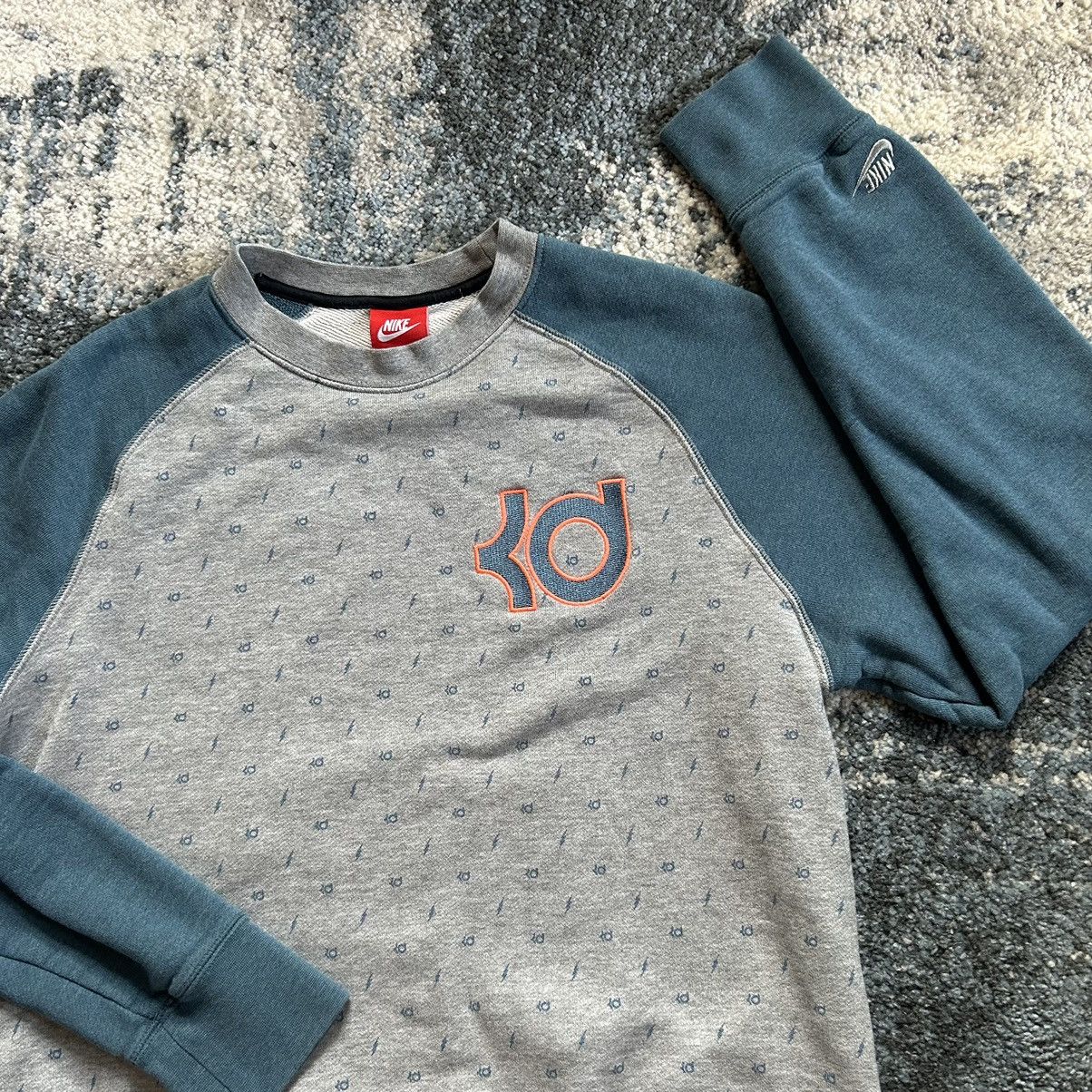 Nike KD KEViN DURANT MONOGRAM CREWNECK SWEATSHiRT OKC THUNDER Size US M / EU 48-50 / 2 - 1 Thumbnail