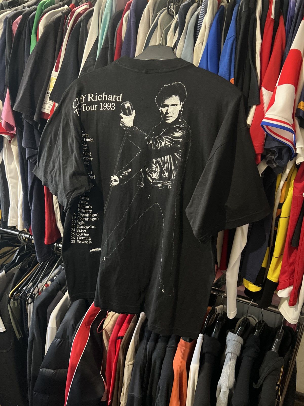 Band Tees × Vintage 1993 VINTAGE CLIFF RICHARD WORLD TOUR AOP BAND ROCK T SHIRT Size US XL / EU 56 / 4 - 2 Thumbnail