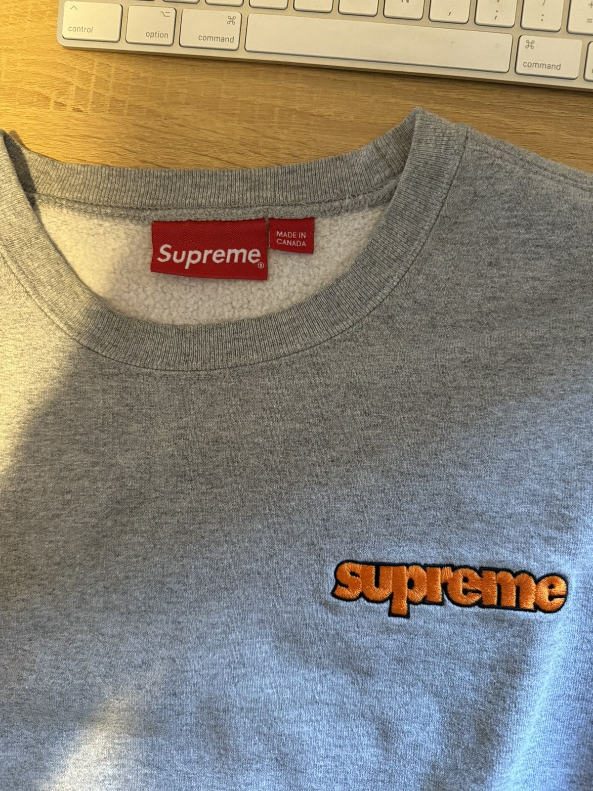 Supreme Supreme grey crewneck with orange logo Size US M / EU 48-50 / 2 - 2 Thumbnail