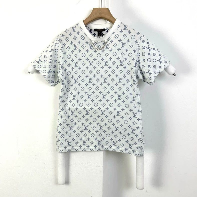 Louis Vuitton Louis Vuitton White short sleeves Size M / US 6-8 / IT 42-44 - 1 Thumbnail