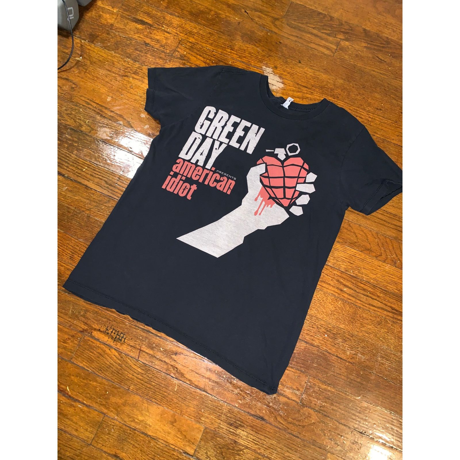 Band Tees Green Day American Idiot T Shirt Medium Women’s Black Punk Size M / US 6-8 / IT 42-44 - 3 Thumbnail