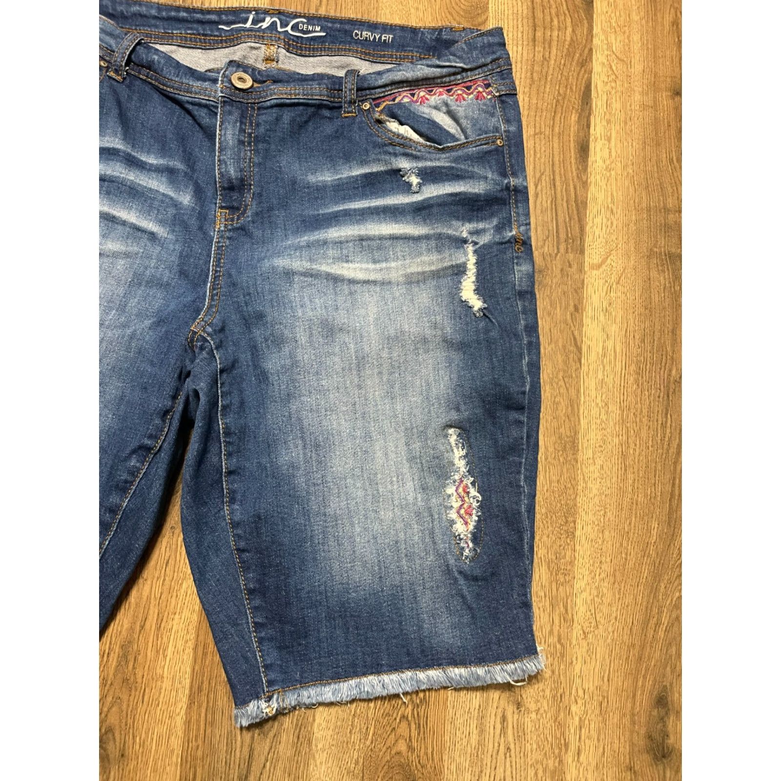 Vintage VINTAGE: INC Denim Shorts Womens Size 16 Blue Denim Cut Off Curvy Fit Regular Inseam 12 in (No, not vintage) Size 38" / US 16 / IT 52 - 4 Thumbnail