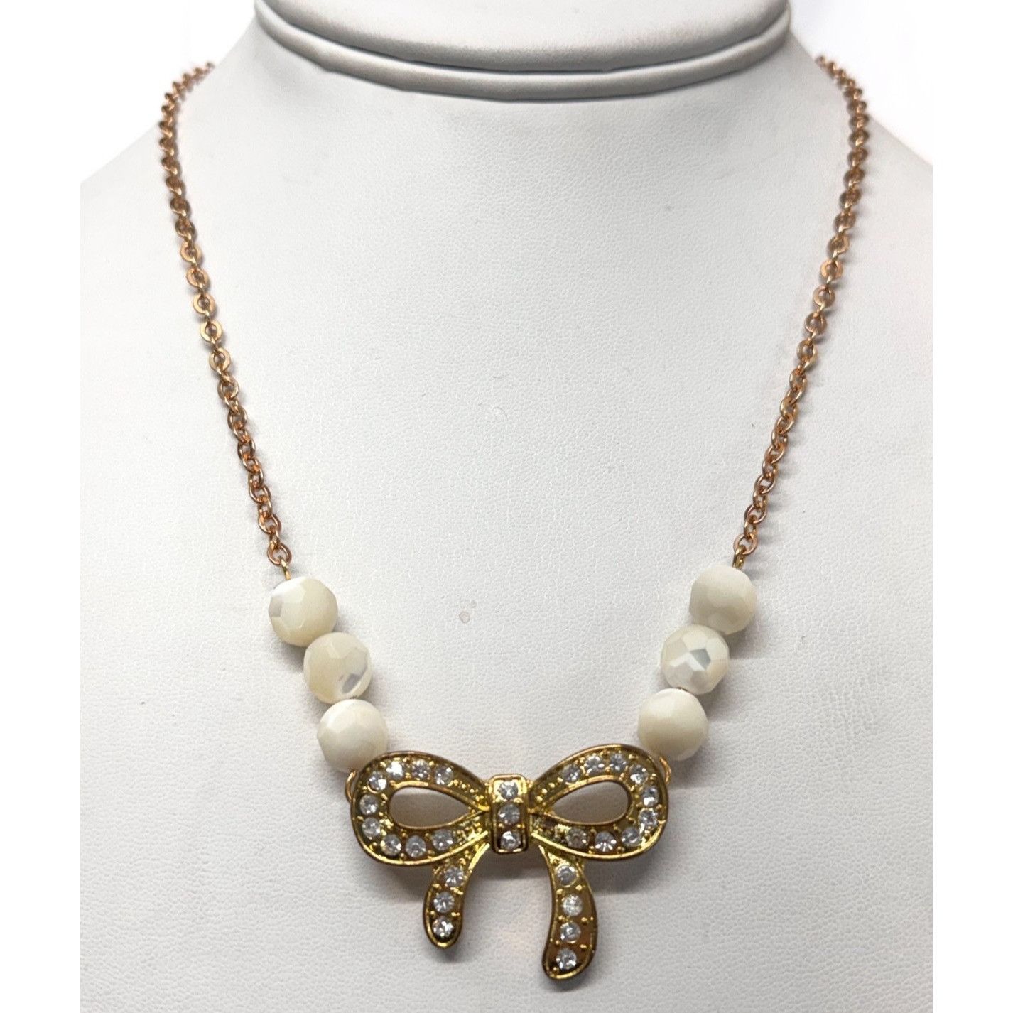 Vintage Vintage rhinestone bow white semi precious bead necklace Size ONE SIZE - 1 Thumbnail