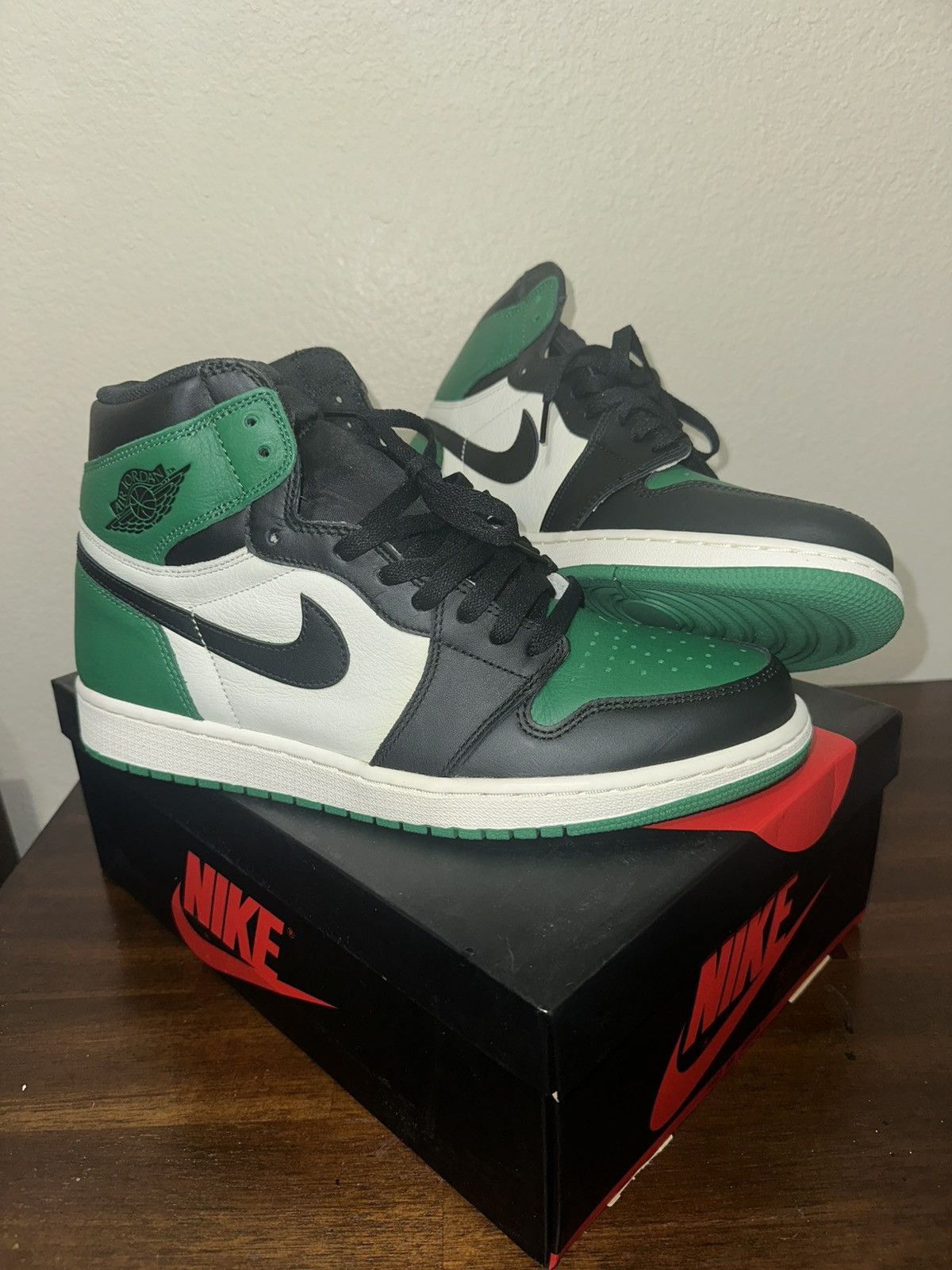 Nike AIR JORDAN 1 RETRO HIGH PINE GREEN Size US 12 / EU 45 - 2 Thumbnail
