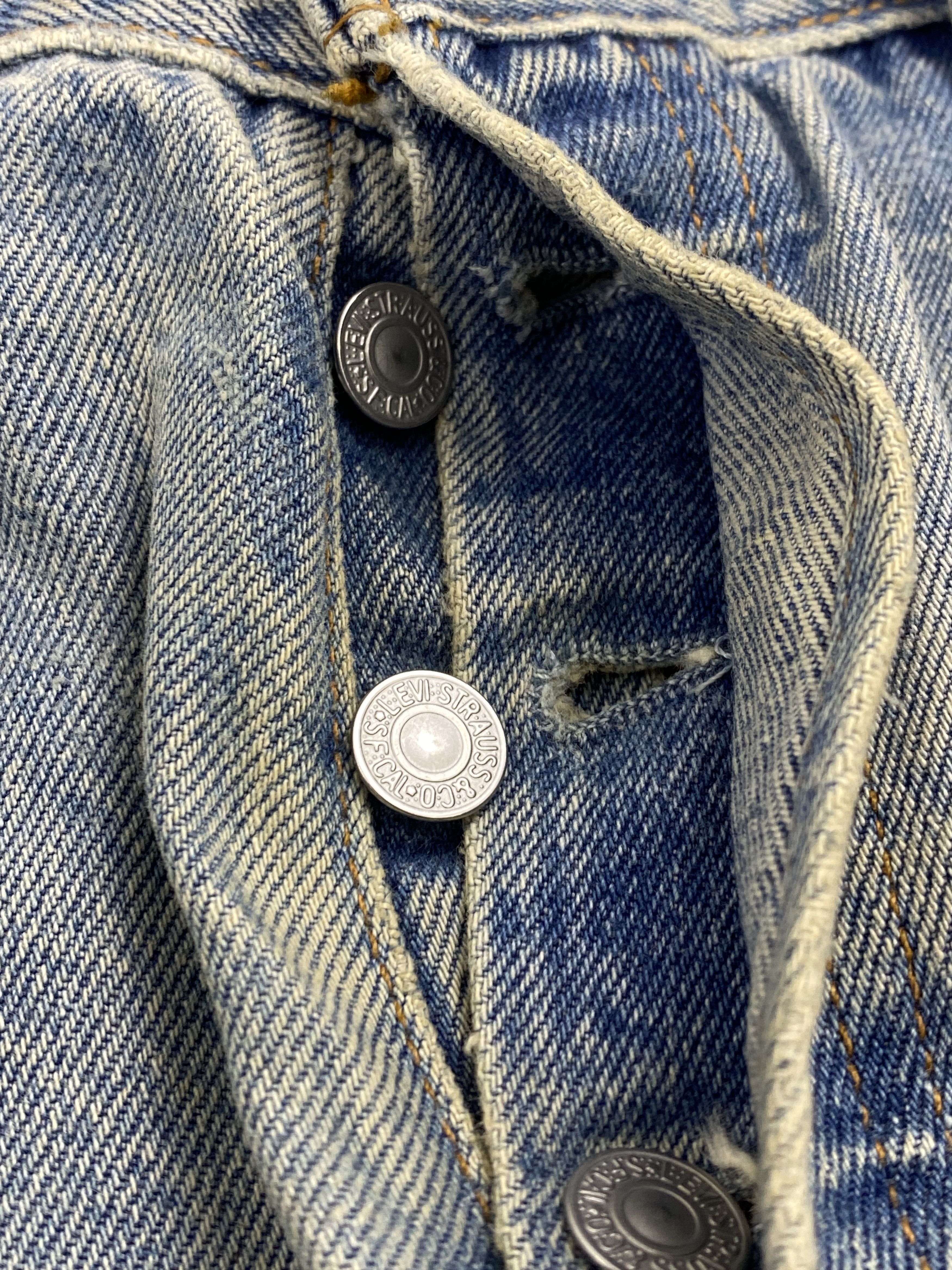 Levi's × Vintage Distressed Vintage 90s Levis 501 Light Washed Denim Jeans Size US 33 - 13 Thumbnail