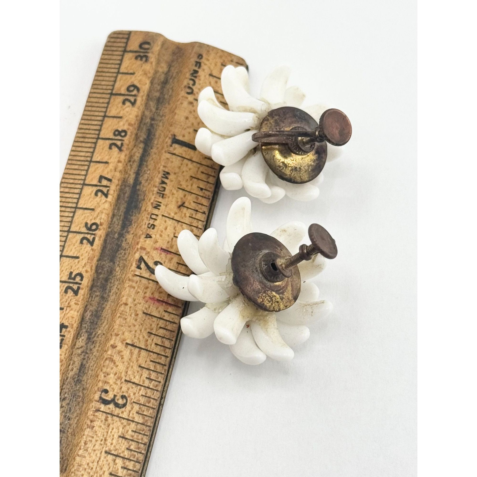 Vintage Vintage white milk glass flower screw back earrings Size ONE SIZE - 5 Thumbnail