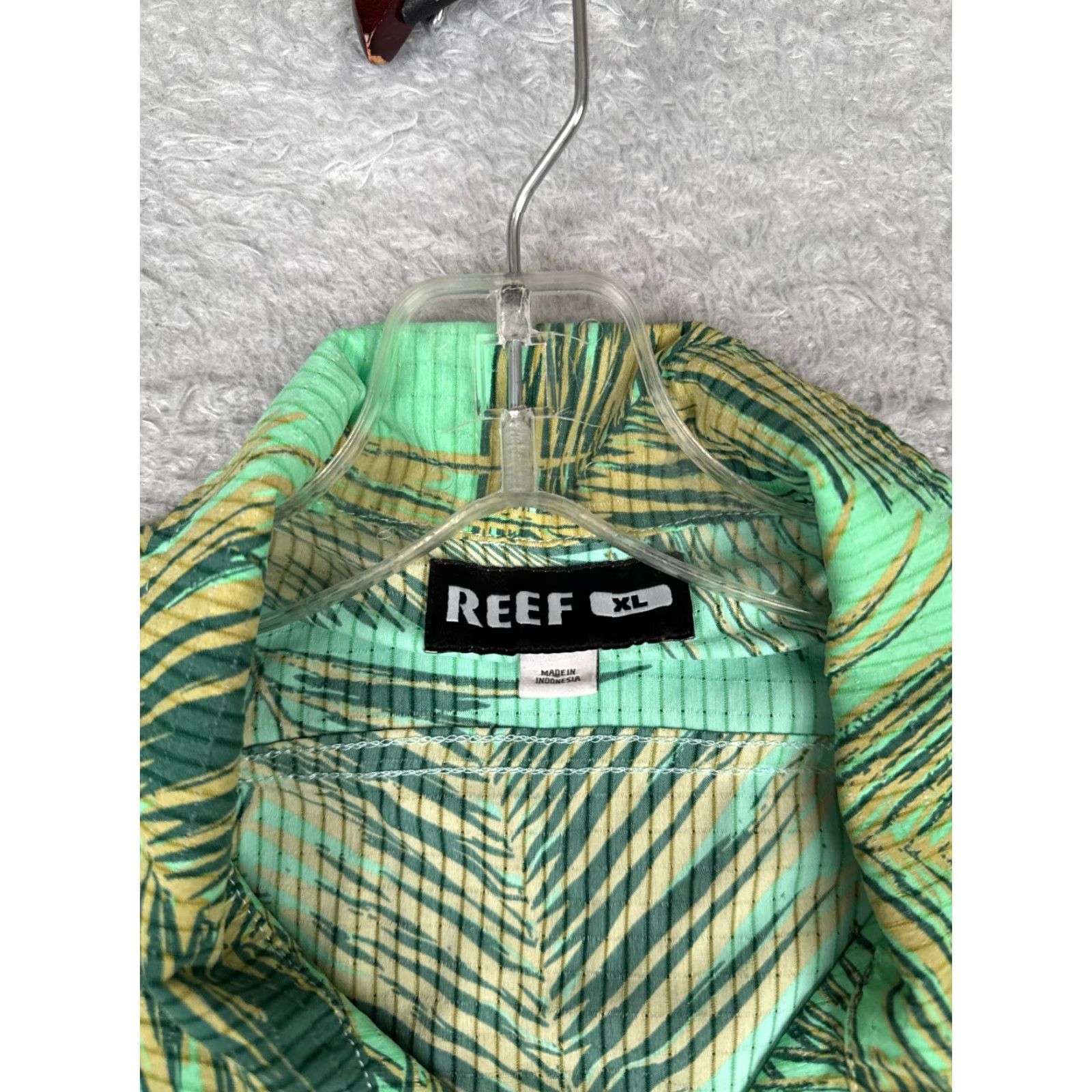 REEF Reef Shirt Men XL Green Floral Button-Up Hawaiian Aloha, Beach, Outdoor, American, Safari, Travel, Workwear Mens Size US XL / EU 56 / 4 - 7 Thumbnail