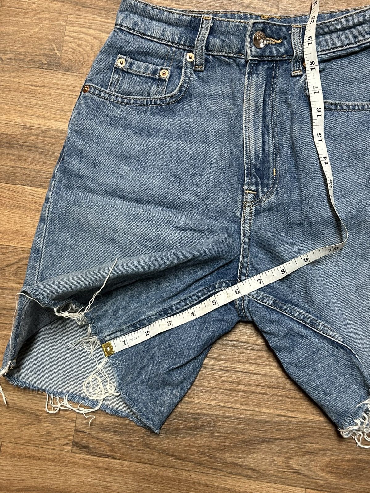 Divided Divided H&M women's raw frayed hem medium wash denim shorts Size 24" / US 00 / IT 34 - 4 Thumbnail