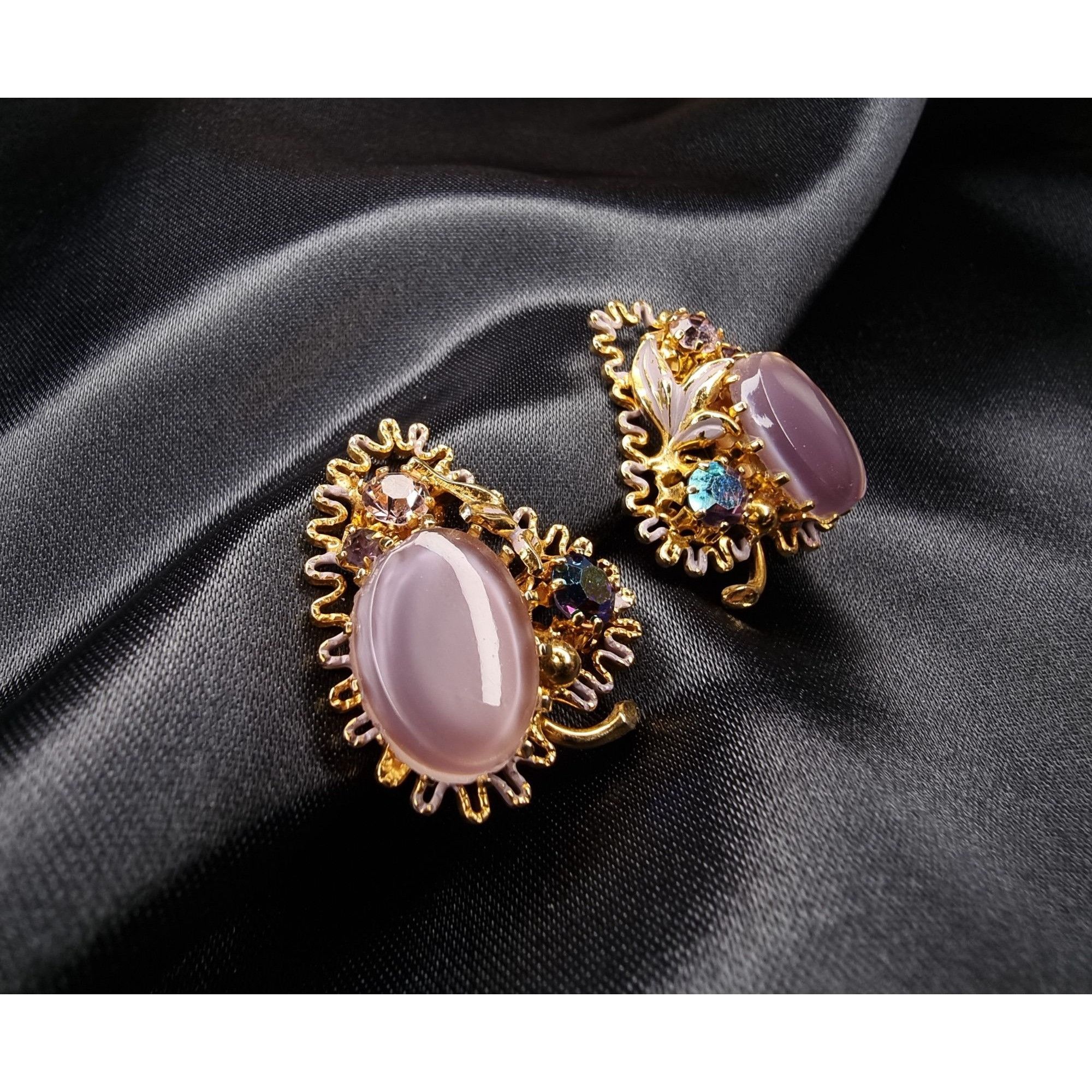 Vintage Vintage Austria Gold Clip-On Earrings With Lavender Cabochon Size ONE SIZE - 2 Thumbnail