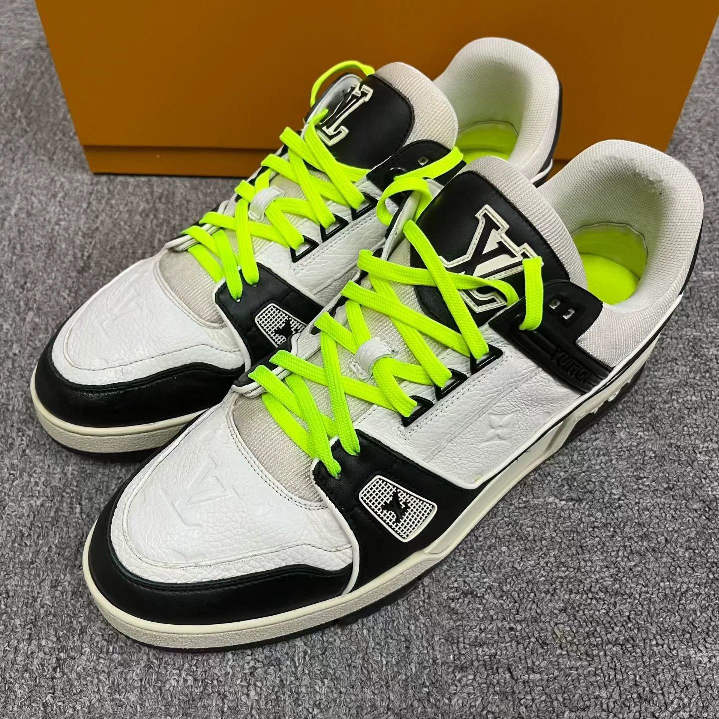 Louis Vuitton louis vuitton black and white low-top sneakers Size US 10 / EU 43 - 2 Thumbnail