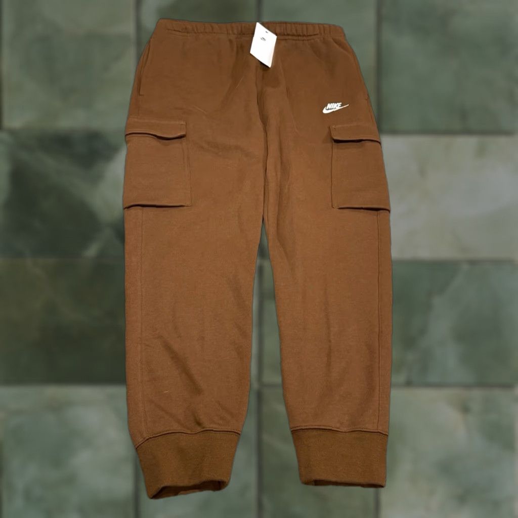 Nike NWT Nike Cargo Fleece Pants Sweatpants Logo Men's M Brown Cotton Fleece Cargo Regular Inseam 26.5 in Size US 31 - 1 Thumbnail