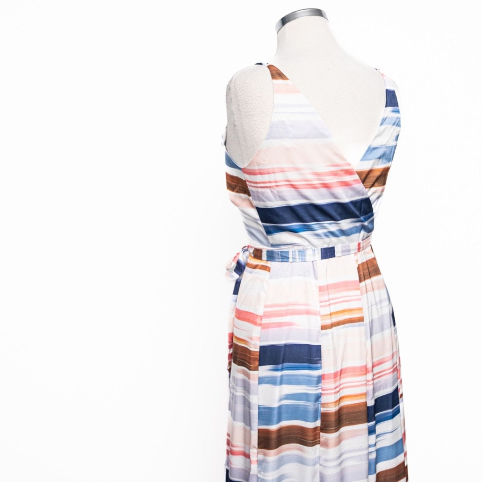 Hutch Hutch. Leah Satin Midi Wrap Dress. Size XS / US 0-2 / IT 36-38 - 9 Thumbnail