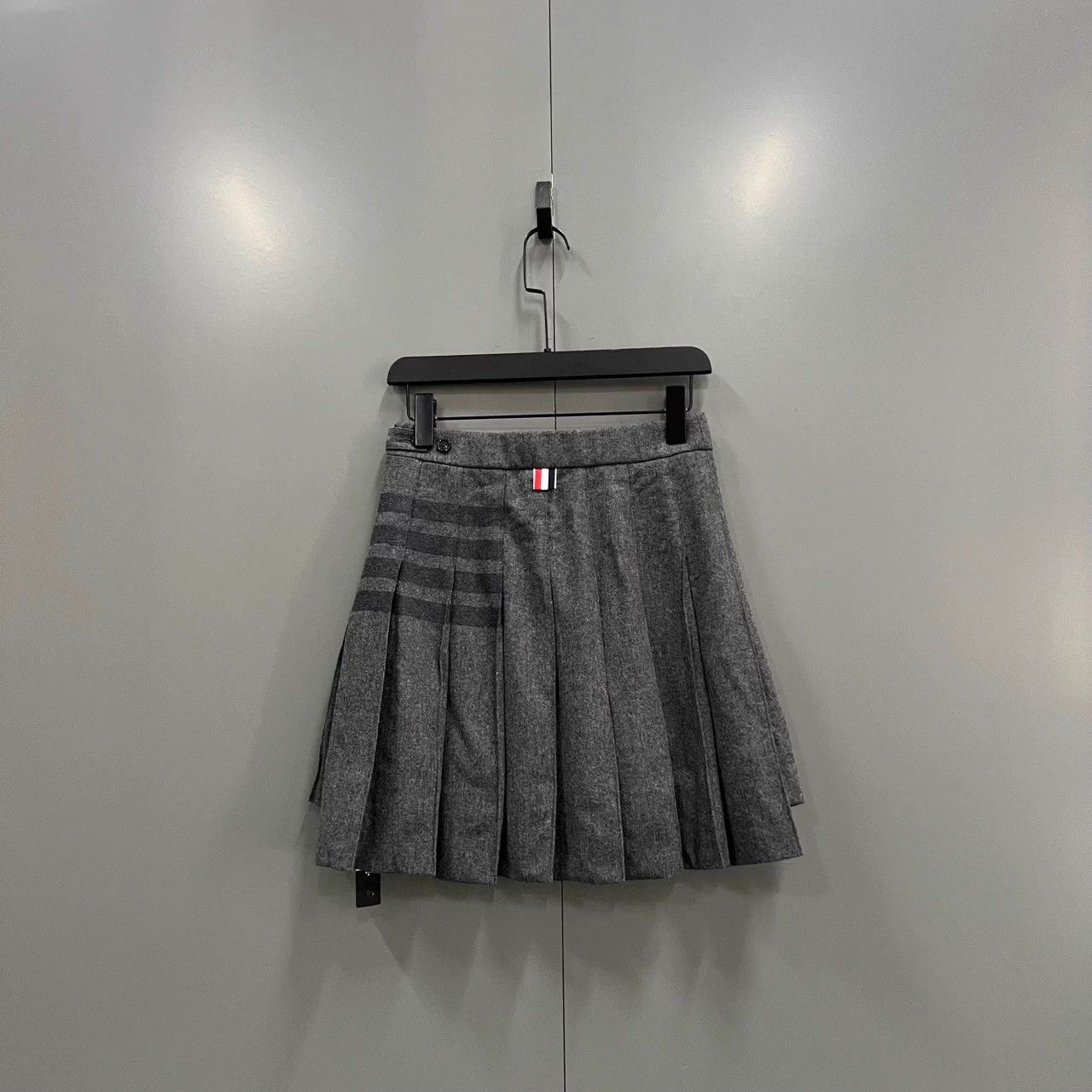 Thom Browne Thom Browne Gray Four Stripes Pleated Skirt Size 38 Size 26" / US 2 / IT 38 - 2 Thumbnail