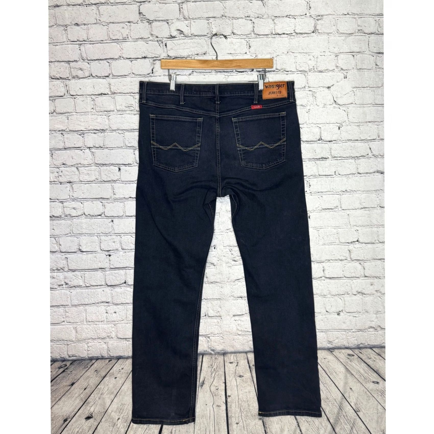 Wrangler Wrangler Jeans Dark Wash Relaxed Fit Mens 38x30 Leather? Wait: This is wrong. Size US 38 / EU 54 - 4 Thumbnail