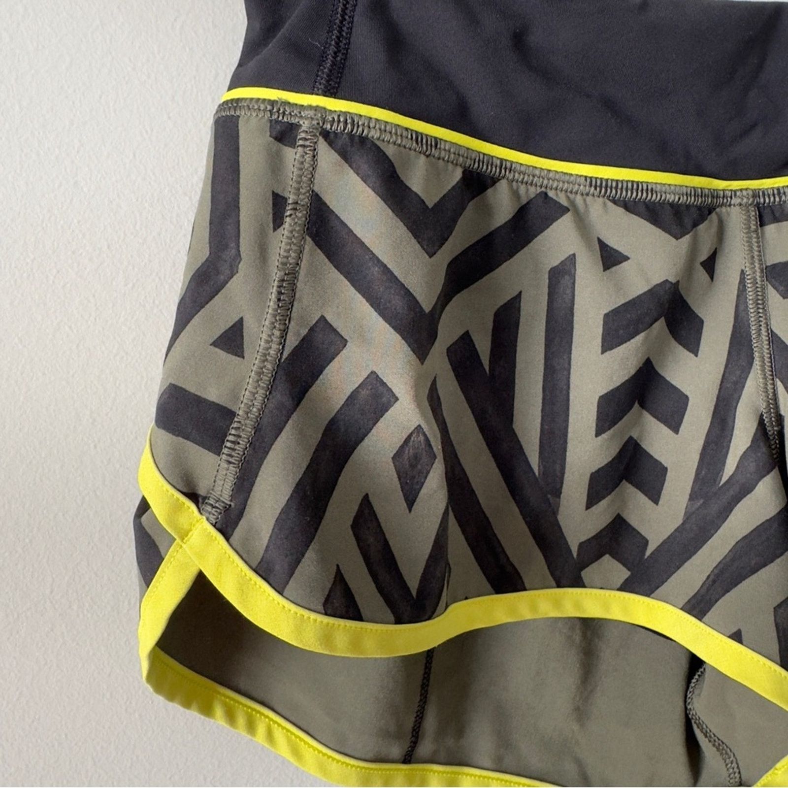 Lululemon Lululemon Run Times Short *4-way Stretch Chevron Shuffle EUC Size 27" / US 4 / IT 40 - 5 Thumbnail