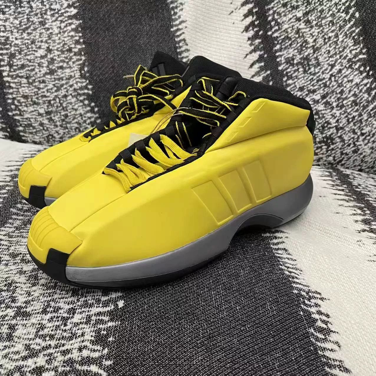 Adidas Adidas KOBE Yellow Lowtop Sneakers 9.5 Men Size US 9.5 / EU 42-43 - 1 Thumbnail