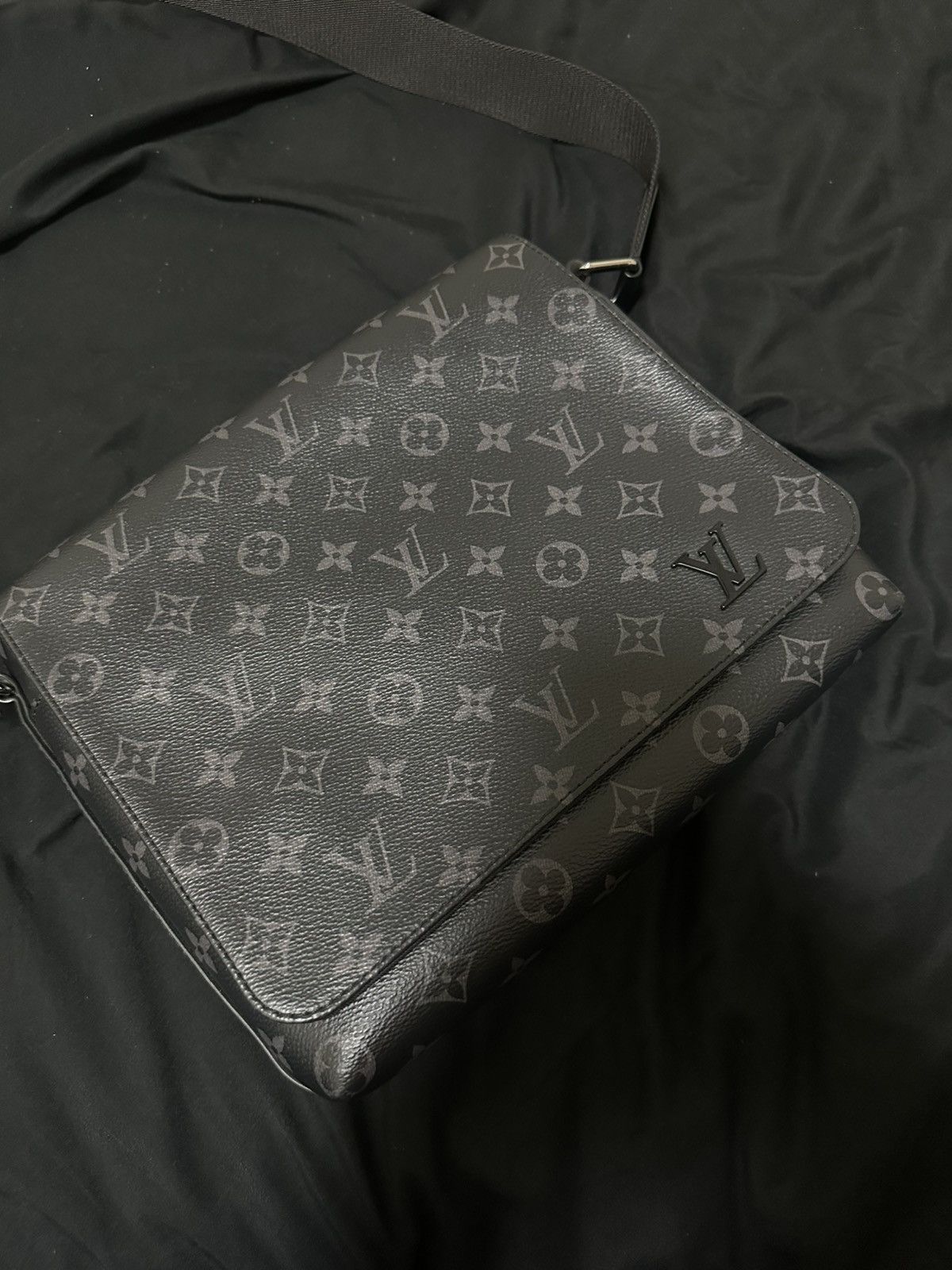 Designer District PM small Louis Vuitton messenger bag! OG ALL Size ONE SIZE - 2 Thumbnail
