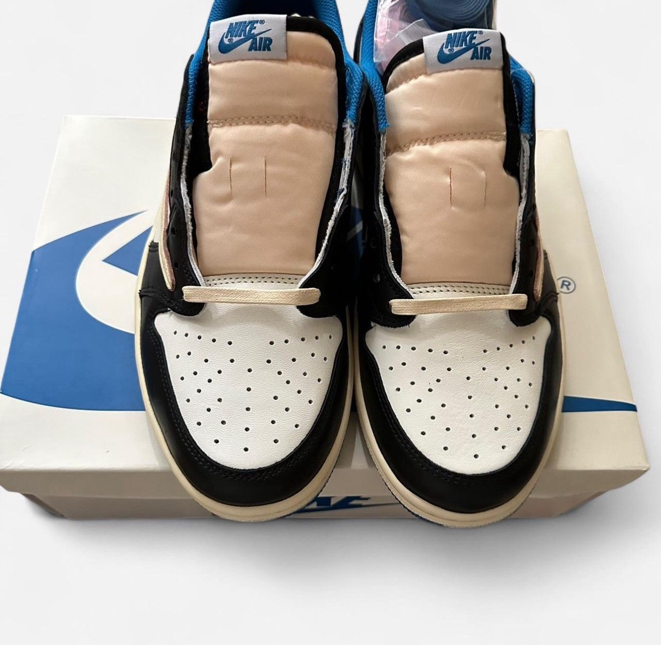 Fragment Design × Nike × Travis Scott Travis Scott Fragment Jordan 1 low Size US 10 / EU 43 - 2 Thumbnail