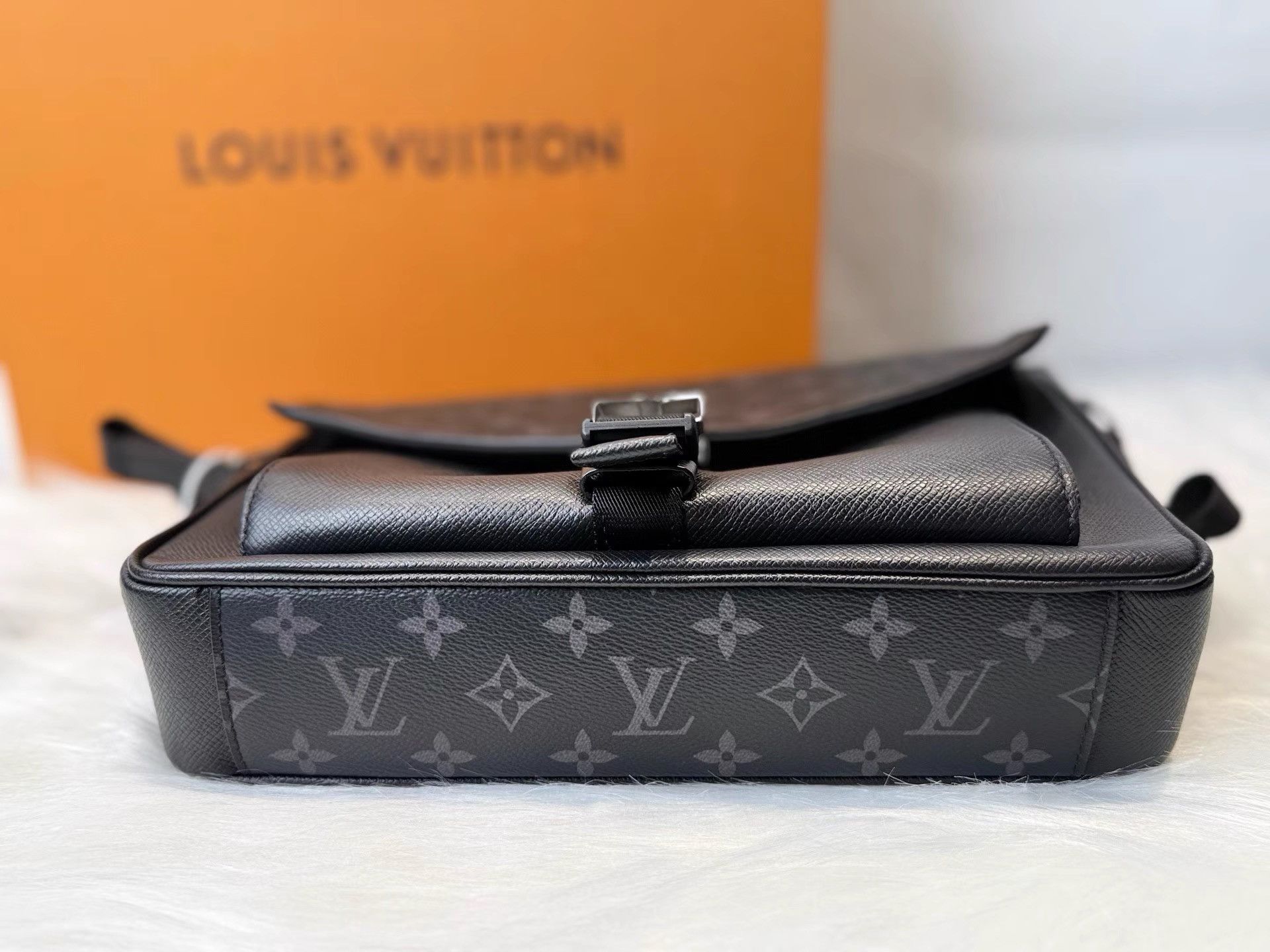 Louis Vuitton Lv Black Monogram Single-Button Messenger Bag K36 Size ONE SIZE - 3 Thumbnail
