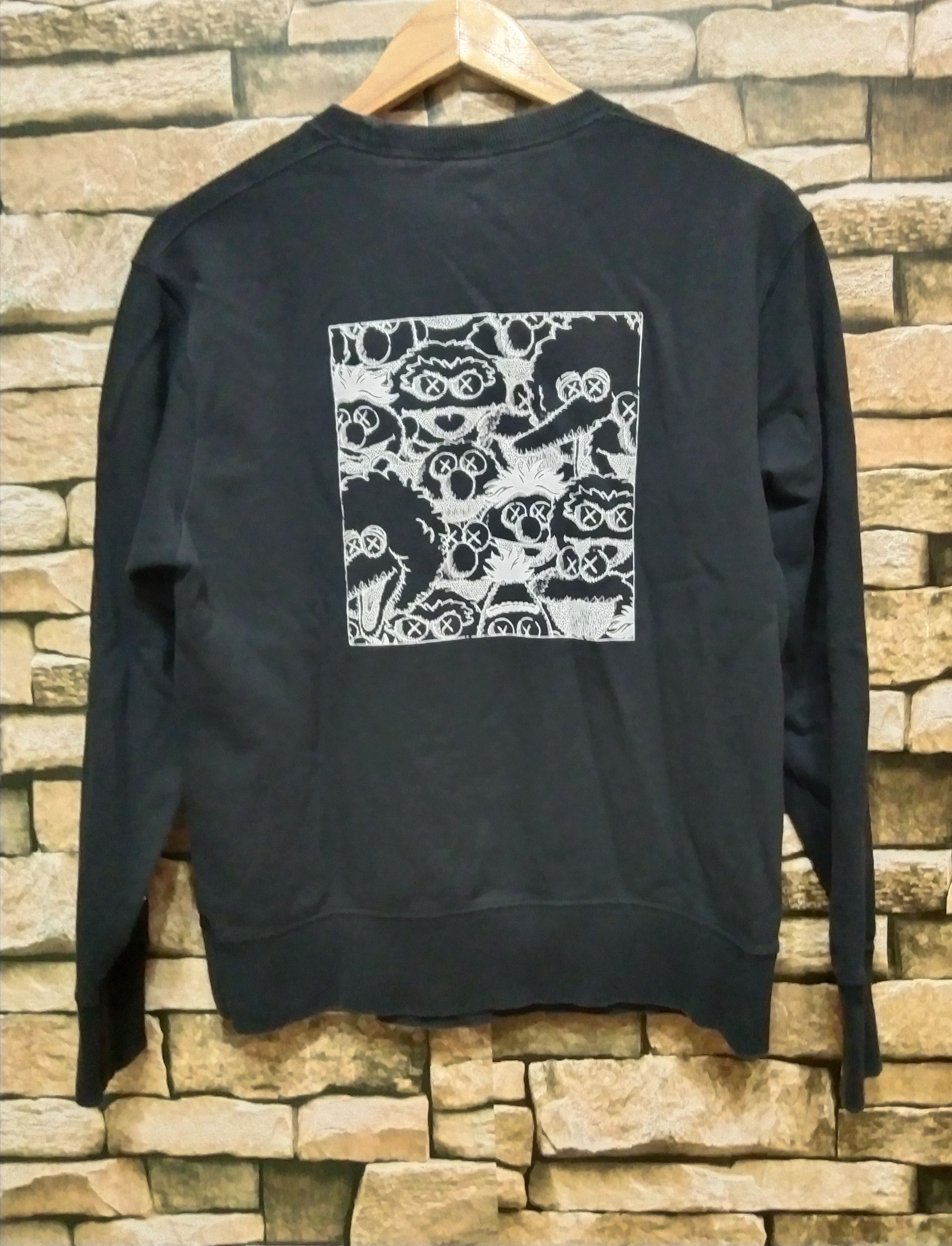 Kaws × Uniqlo Kaws x Sesame Street Sweatshirt Size US M / EU 48-50 / 2 - 2 Thumbnail