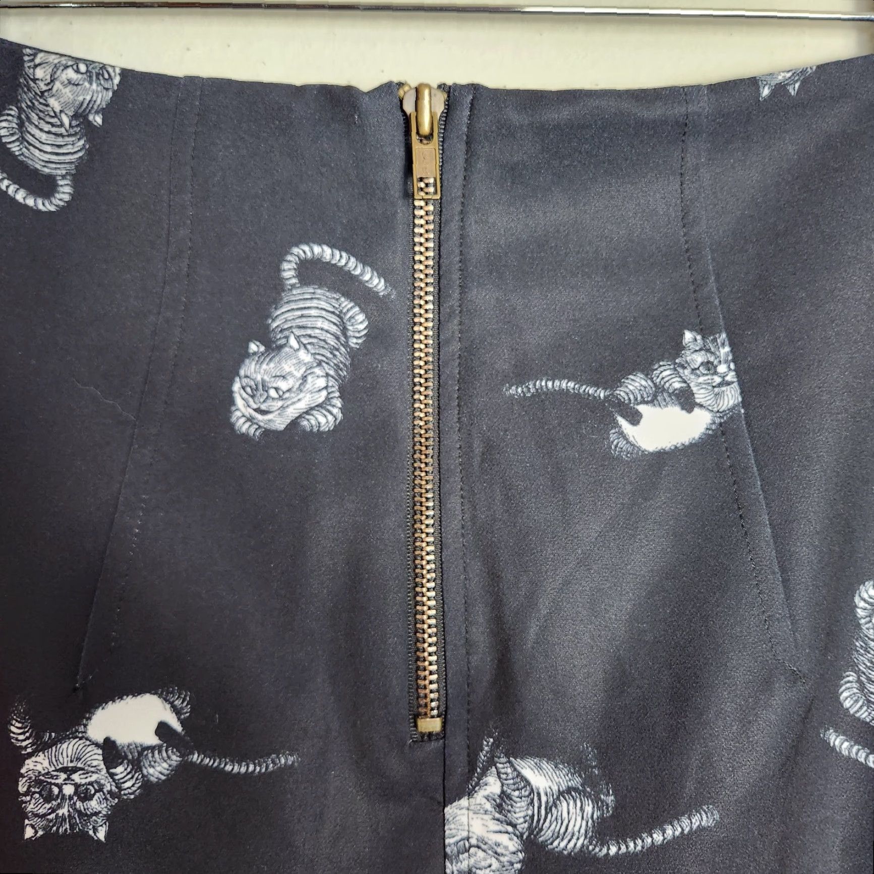 Disney VINTAGE Disney Alice Through the Looking Glass Black Cheshire Cat Skirt-Size 10 Women Short Mini Pocket Zip Cheshire Cat Size 32" / US 10 / IT 46 - 4 Thumbnail