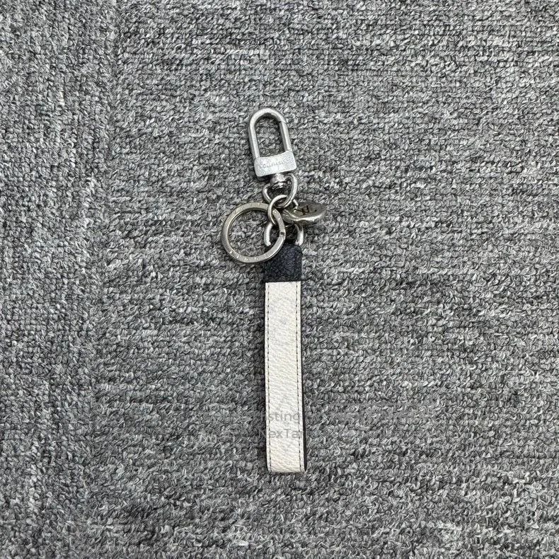 Louis Vuitton Louis Vuitton Monogram Key Holder. Size ONE SIZE - 1 Thumbnail