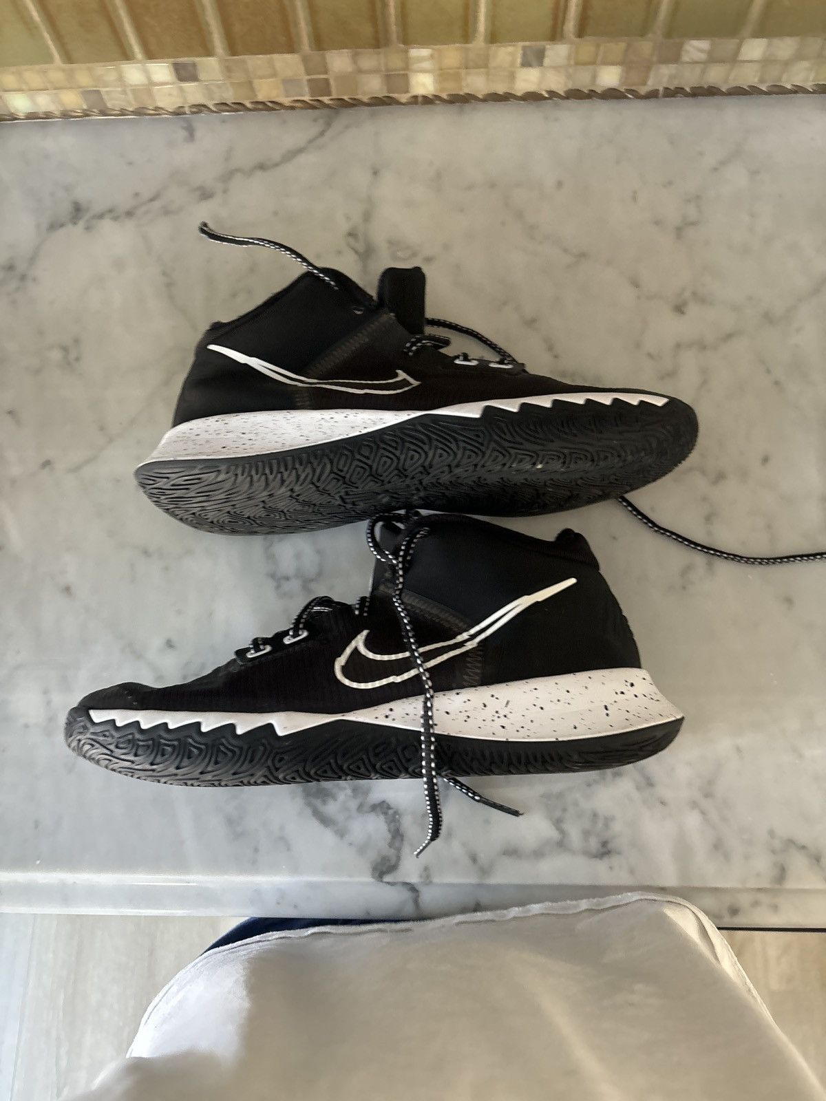 Nike Kyrie Flytrap 4 Black White GS 6.5Y Used GS No Box Size US 6.5 / EU 39-40 - 1 Thumbnail