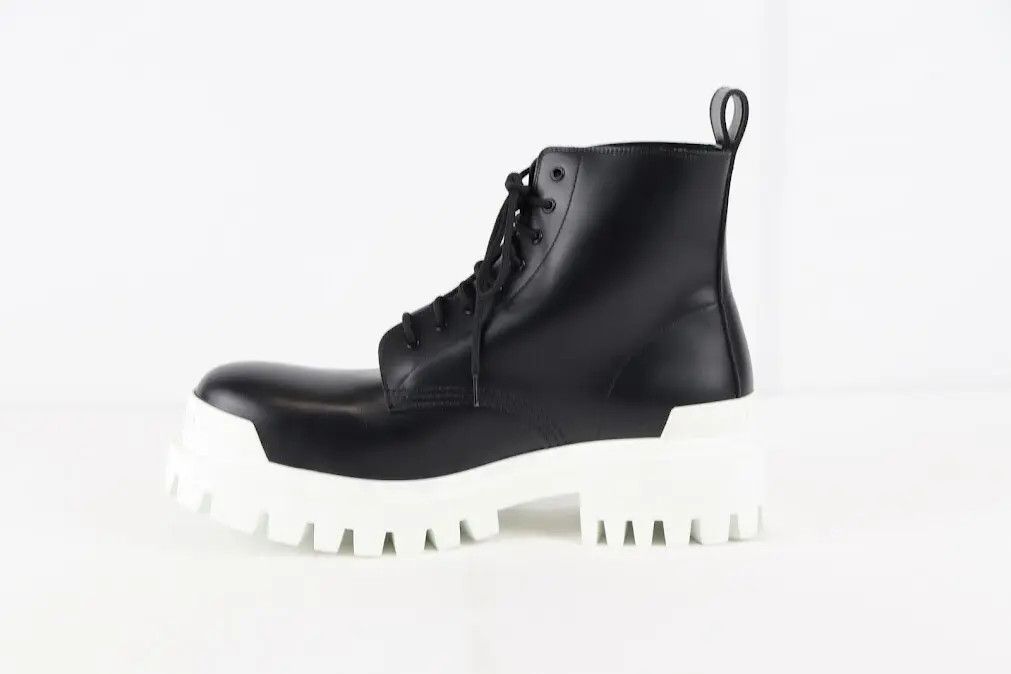 Balenciaga o1rshd1 Worn-Out Effect Leather Strike Bootie L20 in Khaki Size US 8 / EU 41 - 3 Thumbnail