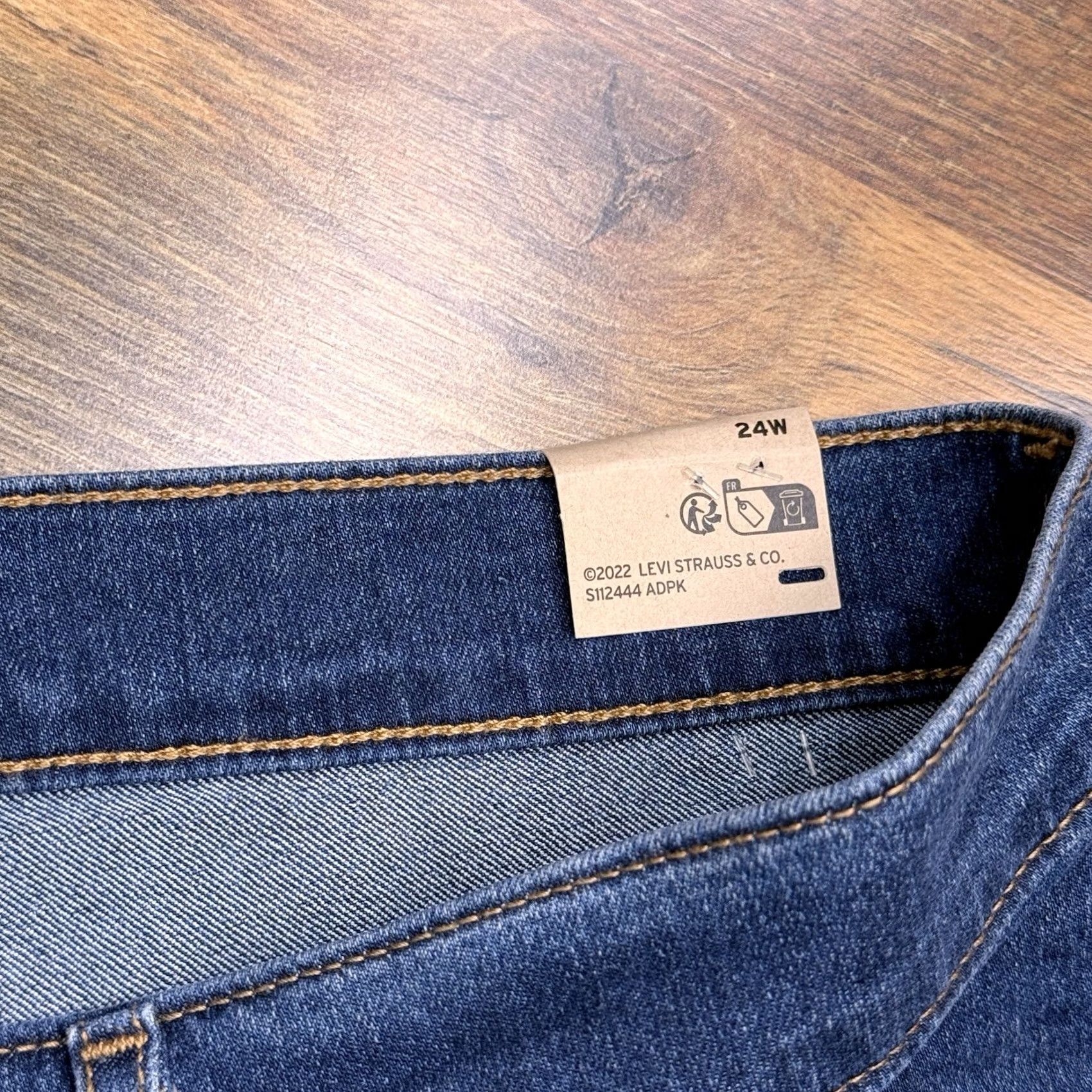 Levi's Levi's Bermuda Shorts Womens 24W Mid Rise Shaping Denim 5-Pocket Blue 10in Inseam Plus Size Size 42" / US 20 - 5 Thumbnail