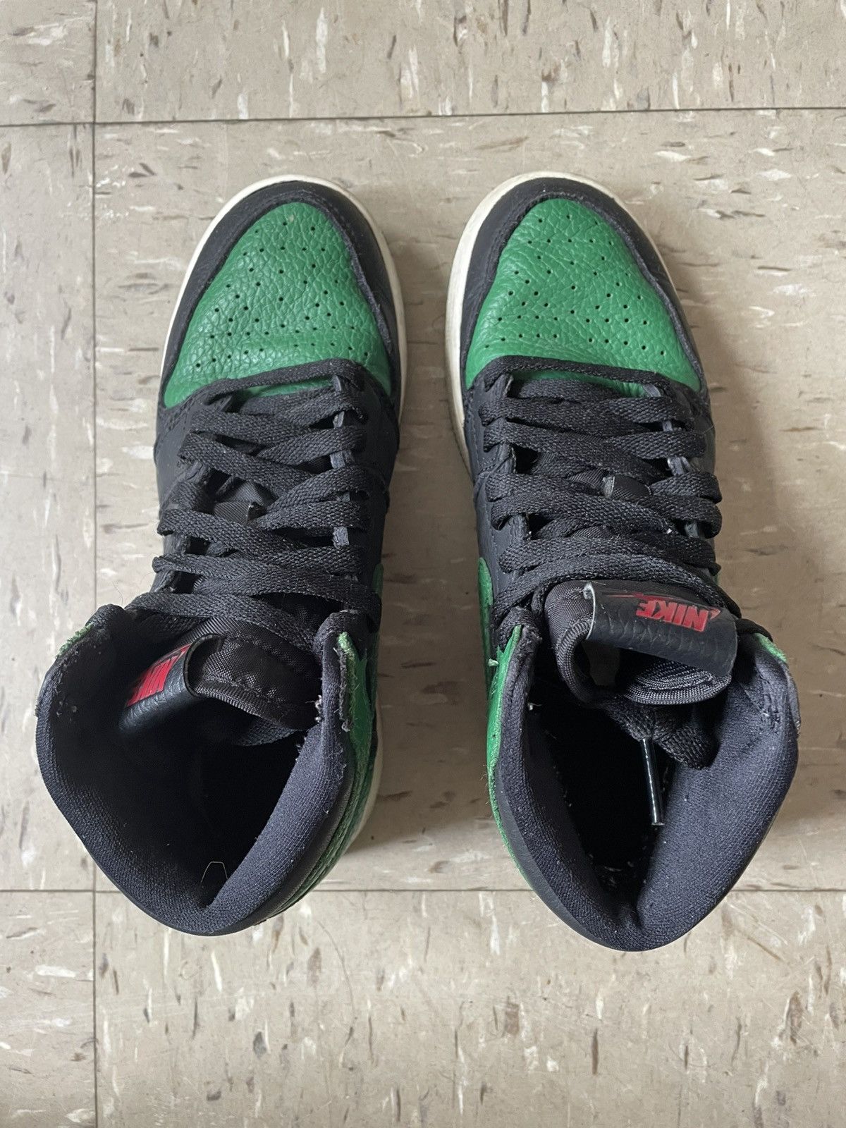 Jordan Brand Jordan 1 Retro High OG GS Pine Green 2.0 Basketball Shoes Size US 5 / EU 37 - 7 Thumbnail