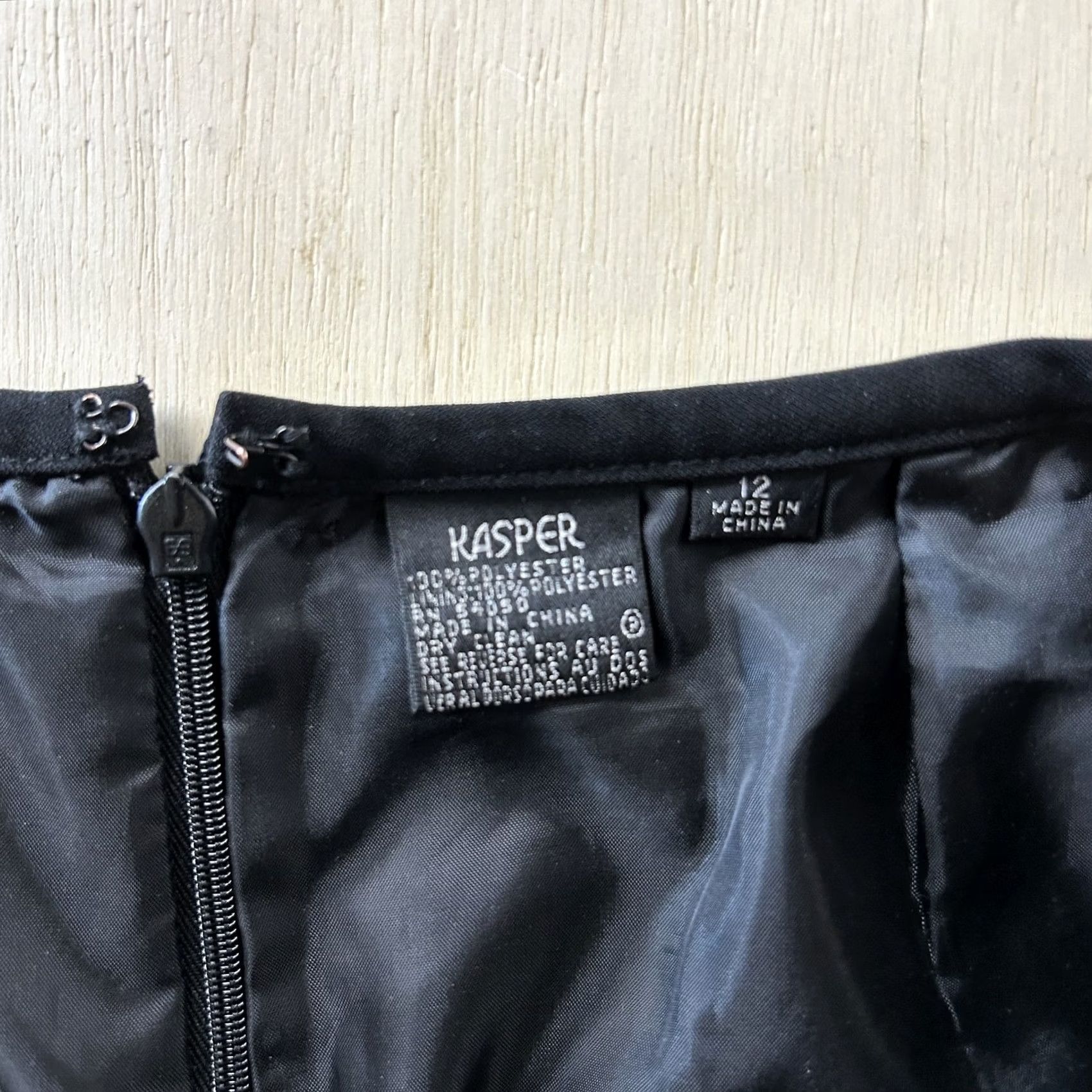 Kasper VINTAGE Kasper Skirt Womens 12 Black Pencil Midi Lined Back Vent Zip Workwear Office Size 34" / US 12 / IT 48 - 2 Thumbnail