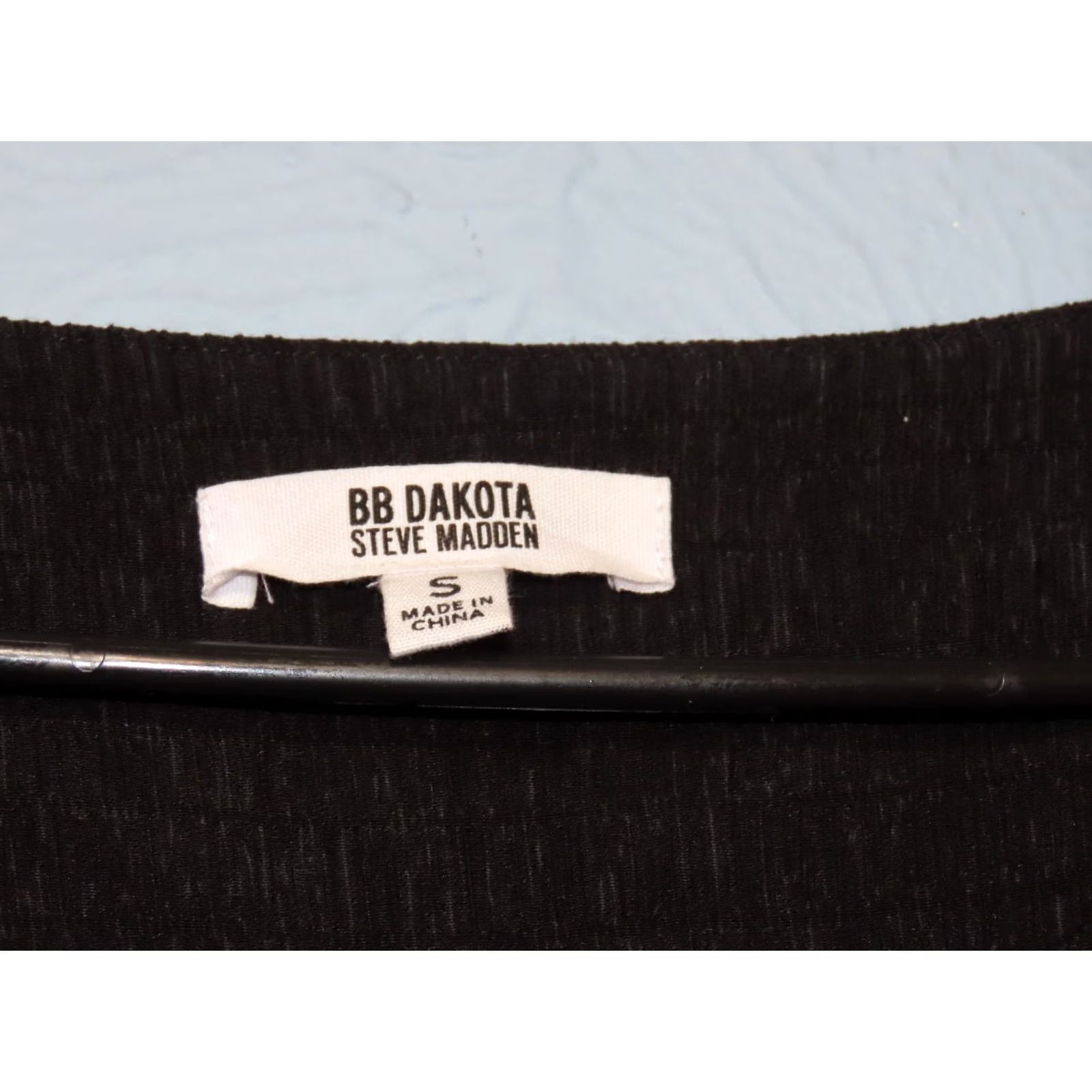 BB Dakota BB Dakota by Steve Madden Cora Black Long Sleeve Mini Dress Small Women V-Neck A-Line Pullover Solid Black Dress Short Sleeve No Hand Wash Size S / US 4 / IT 40 - 4 Thumbnail