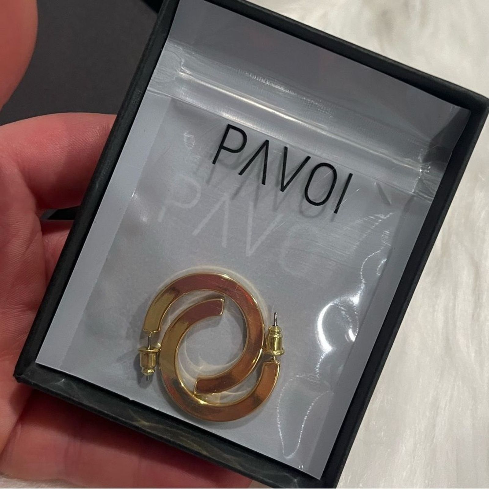 Vintage NWB PAVOI 14K Yellow Gold Plated Infinity Hoop Earrings 4mm Size ONE SIZE - 2 Thumbnail