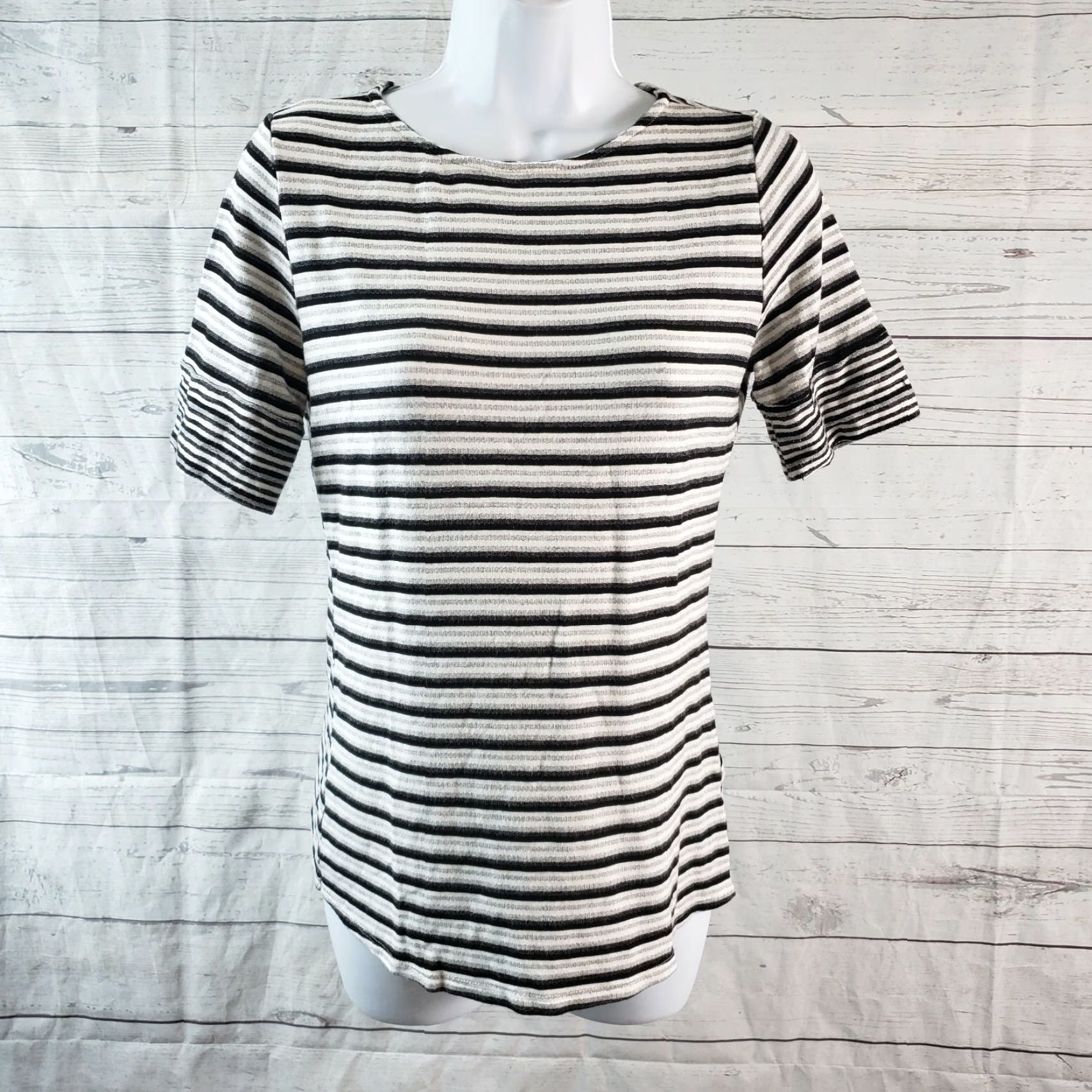 Vintage Pebble and Stone Womens Top Blouse Sz S Black Gray Striped Short Sleeve Pullover Shirt Weekend, Casual, 23" Length, 17" Width, Rayon Blend Size S / US 4 / IT 40 - 2 Thumbnail