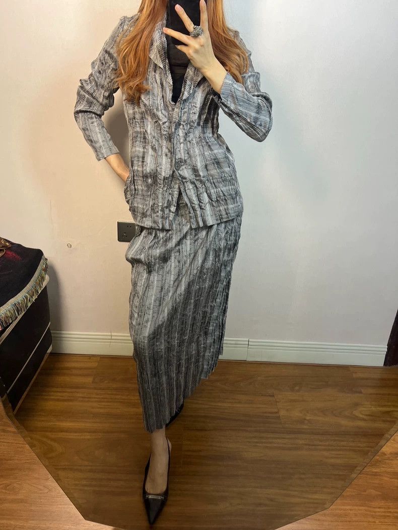 Issey Miyake Issey Miyake size:3 Grey pleated skirt Size 42" / US 20 - 9 Thumbnail