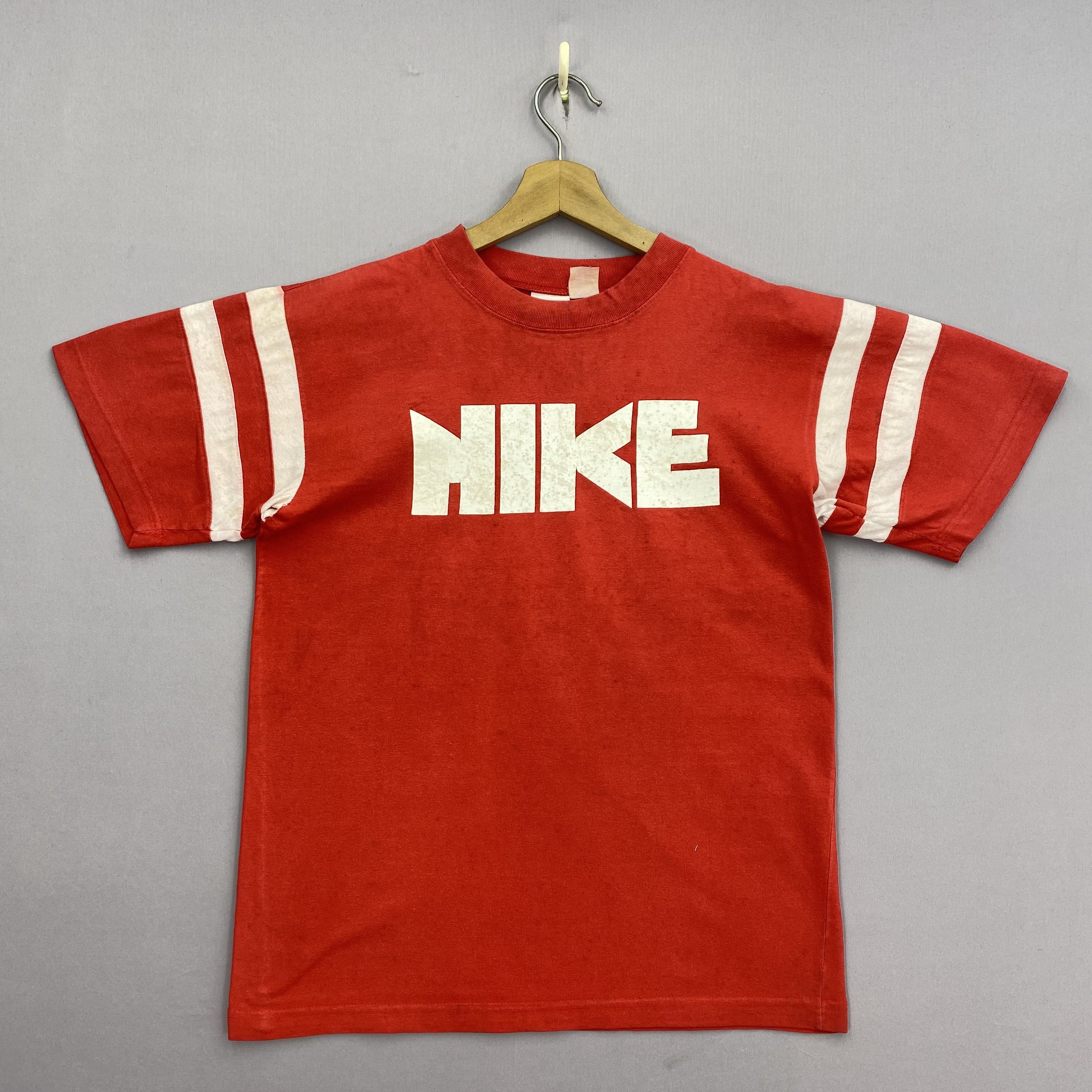 Nike × Vintage Vintage 90s Nike T-Shirt Nike Block Crewneck Tee Size US S / EU 44-46 / 1 - 1 Thumbnail