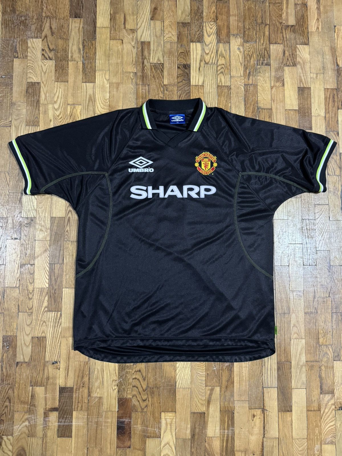 image of Vintage Umbro Manchester United 16 Roy Kean Football Jersey in Black, Men's (Size 2XL)