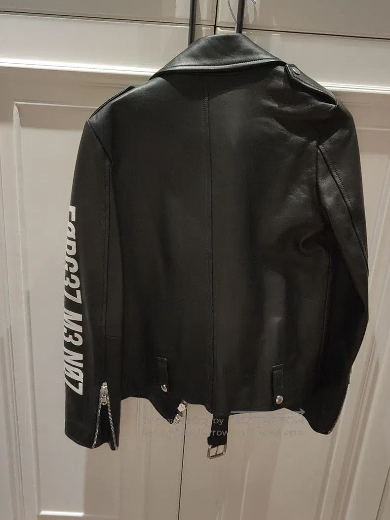 Valentino Valentino The woman wears a leather coat Size S / US 4 / IT 40 - 3 Thumbnail