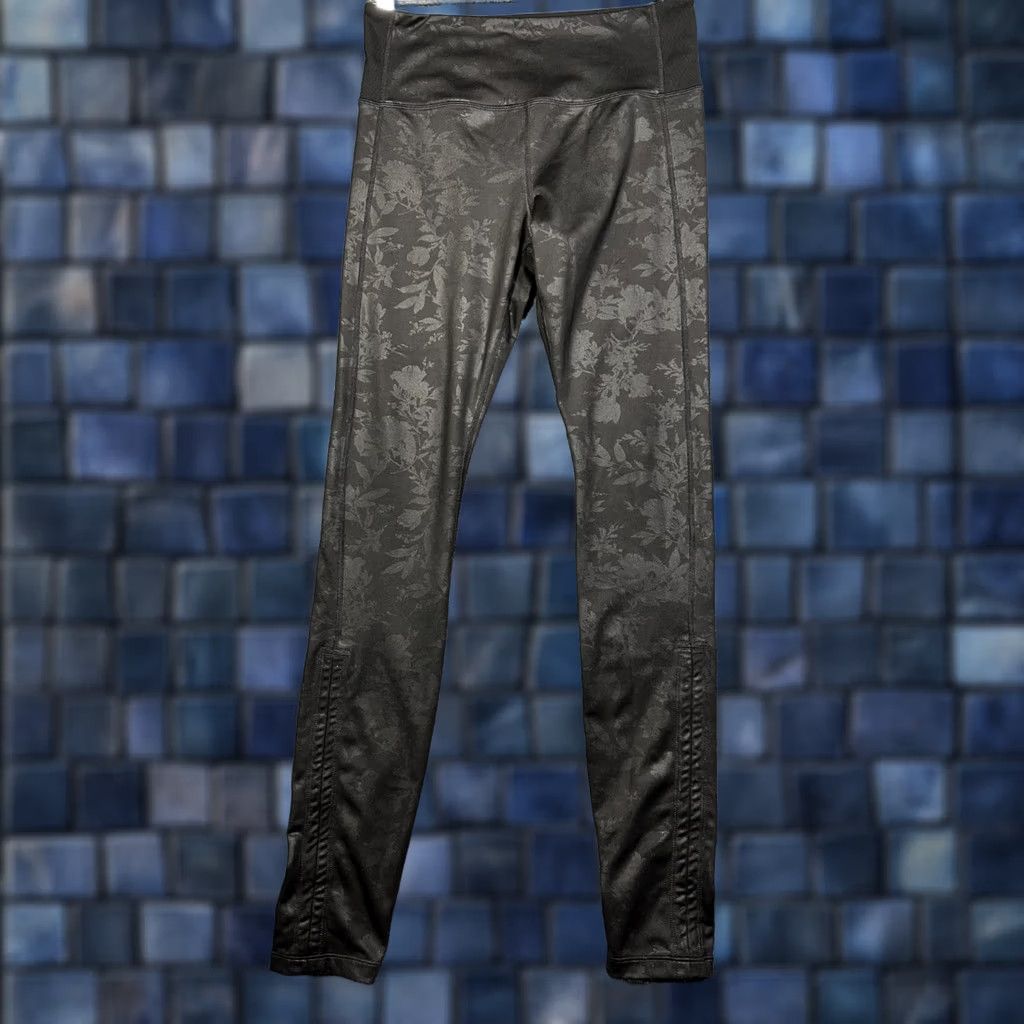 Athleta Athleta Pants Womens Medium Black Compression Pants Heel Cut Out Floral Print Size 32" / US 10 / IT 46 - 1 Thumbnail