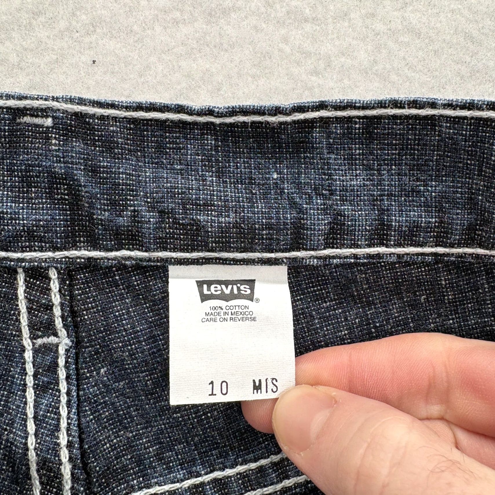 Levi's VINTAGE Levi's 577 Jeans Womens 10 Dark Wash Blue Capri Cropped Wide Leg Denim Jeans Womens 10 Blue Capris Vintage 577 Levi's Size 32" / US 10 / IT 46 - 4 Thumbnail
