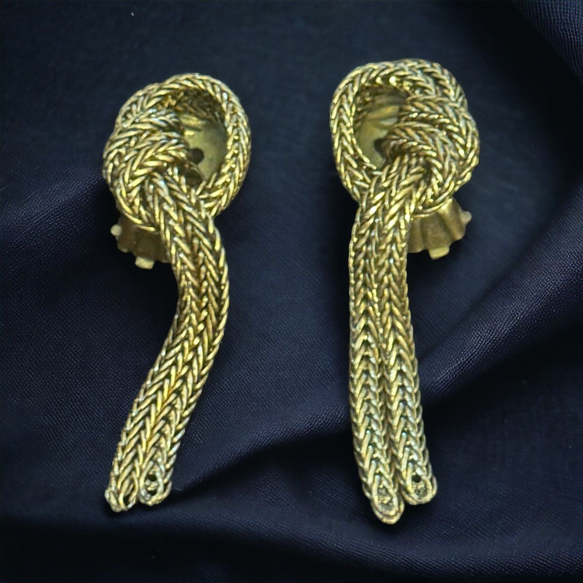 Vintage Vintage gold tone slip knot chain clip on earrings Size ONE SIZE - 1 Thumbnail