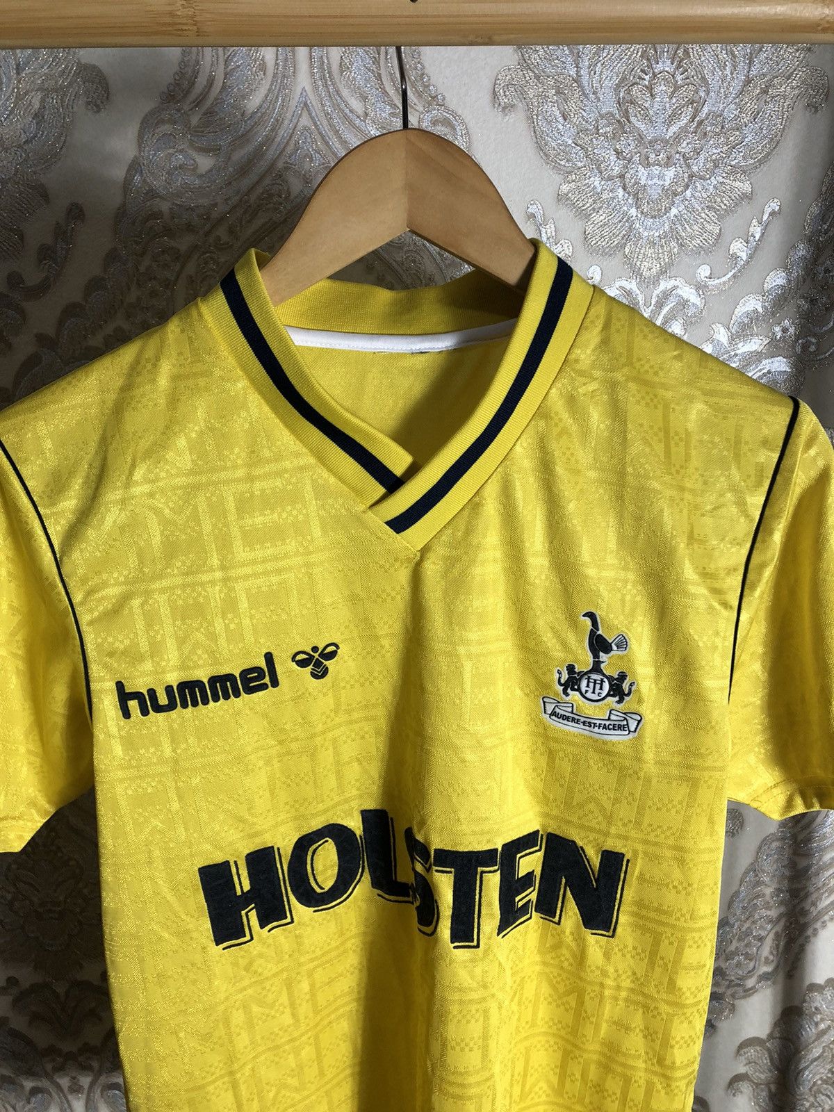 Vintage VERY RARE HUMMEL FC TOTTENHAM HOTSPUR ENGLAND SOCCER JERSEY Size US S / EU 44-46 / 1 - 2 Thumbnail