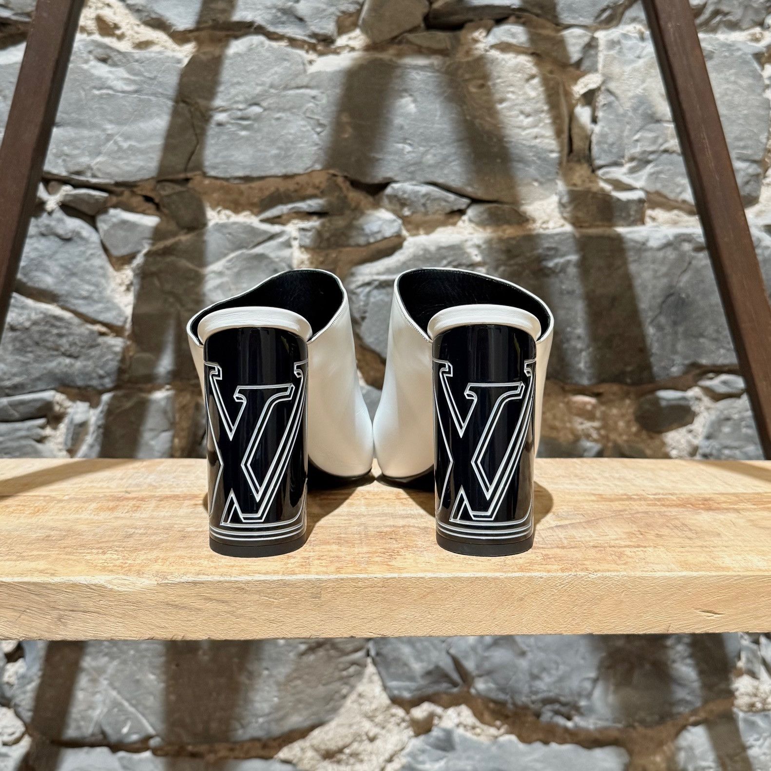 Louis Vuitton Louis Vuitton White Leather Topmost LV Logo Heeled Mules Size US 9 / IT 39 - 7 Thumbnail